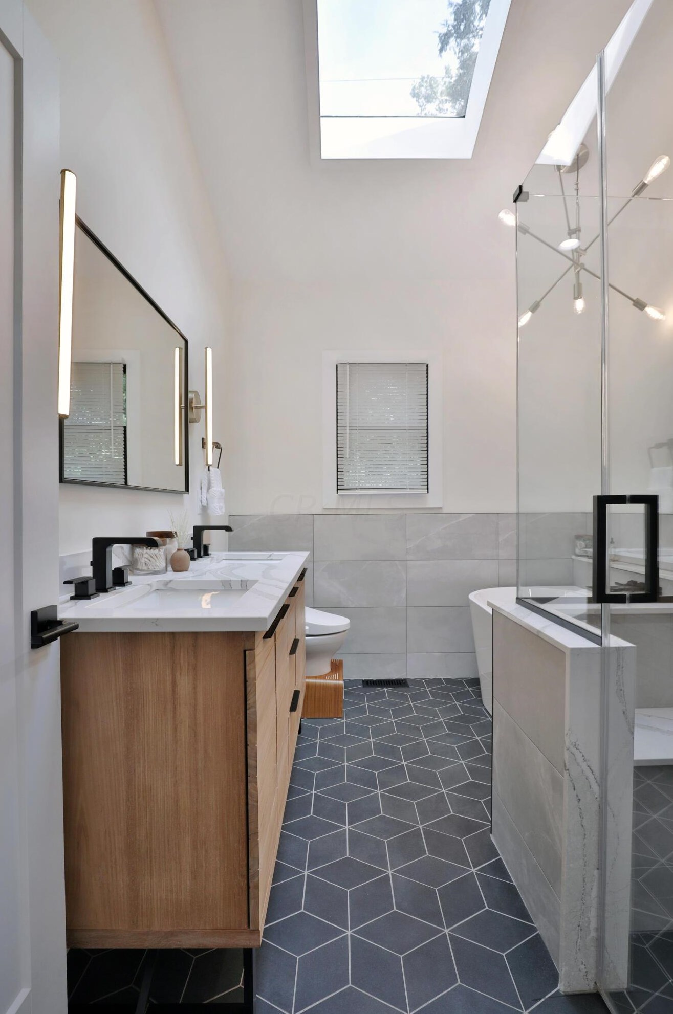 217 Canyon Dr, Columbus OH  43214-3105 exterior