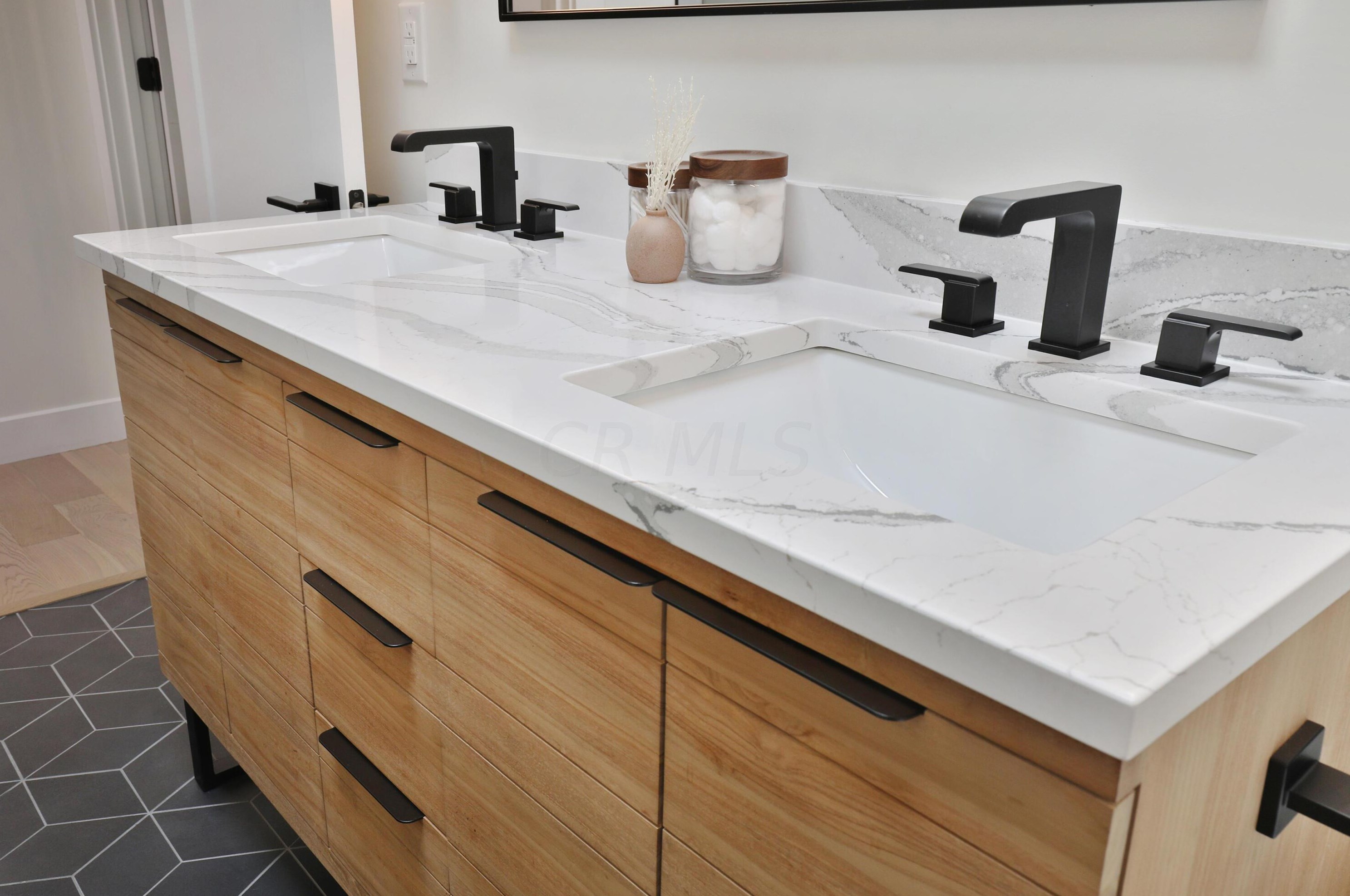 217 Canyon Dr, Columbus OH  43214-3105 exterior