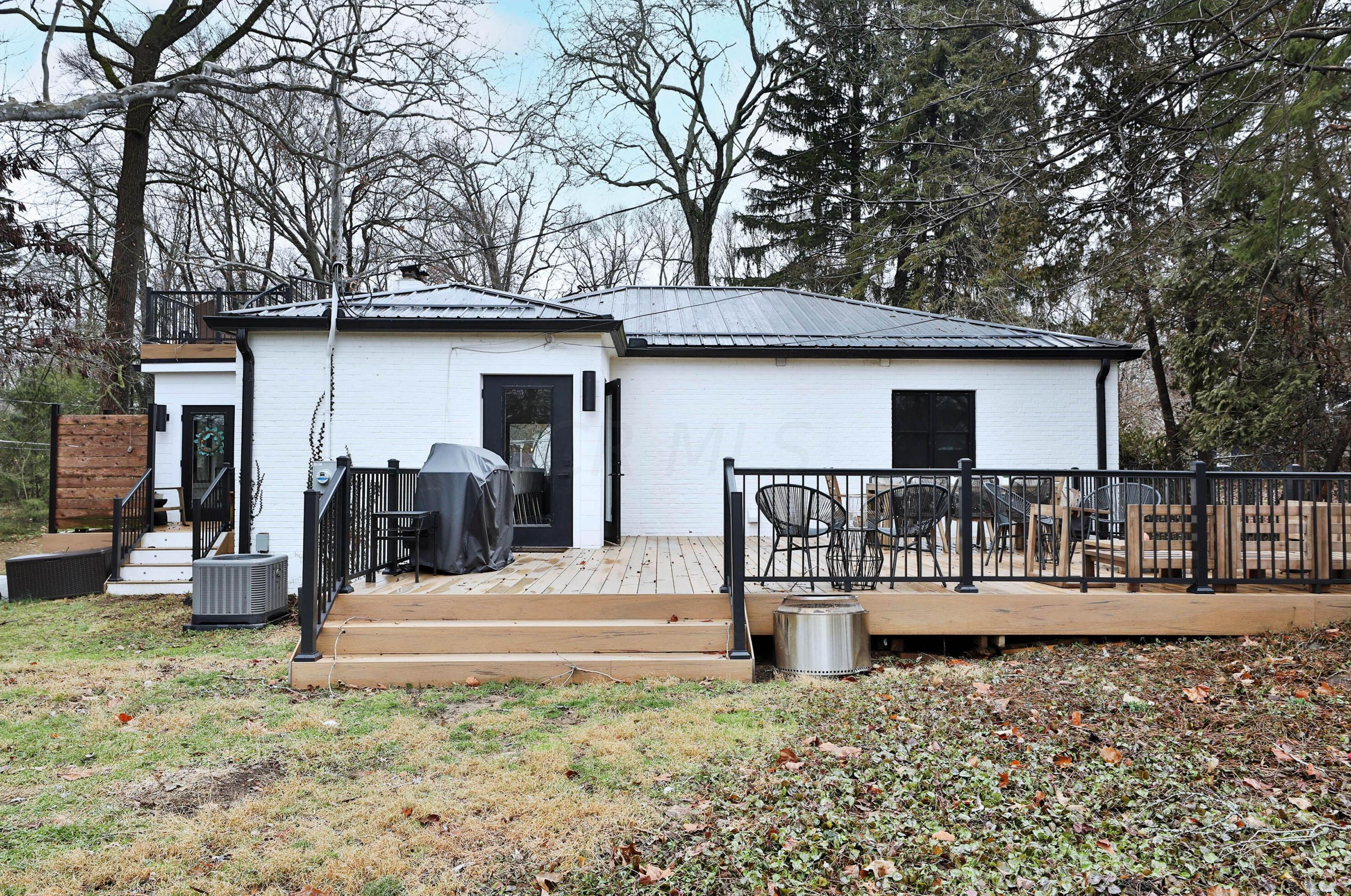 217 Canyon Dr, Columbus OH  43214-3105 exterior