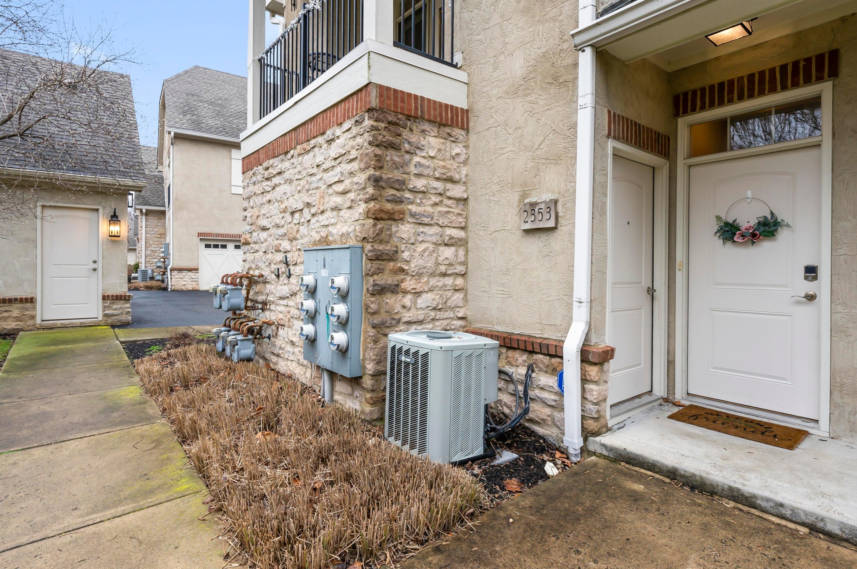 2353 Keep Pl, Columbus OH  43204-4989 exterior