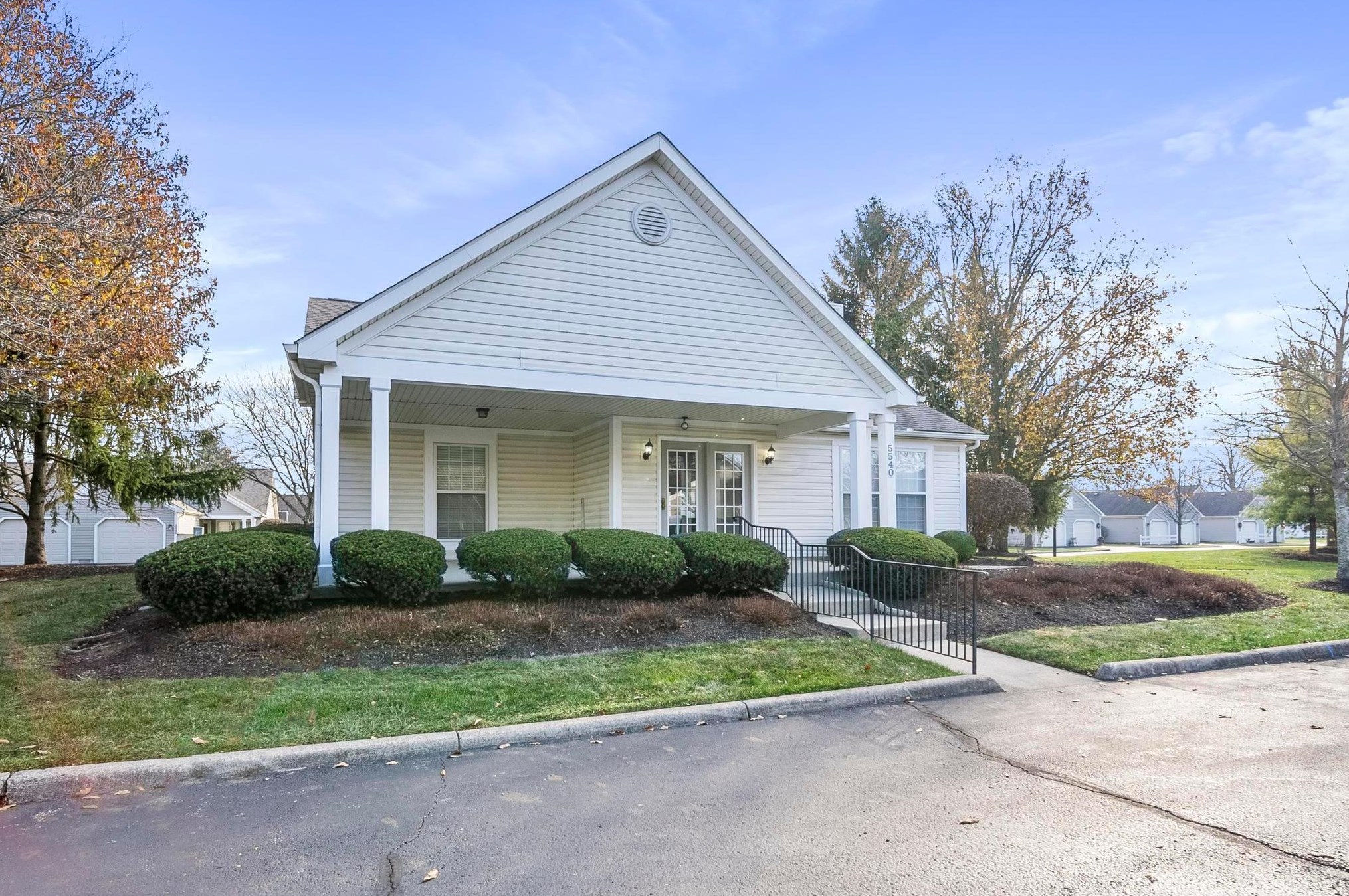 5544 Parkshire Dr, Columbus OH 43229-9352 exterior