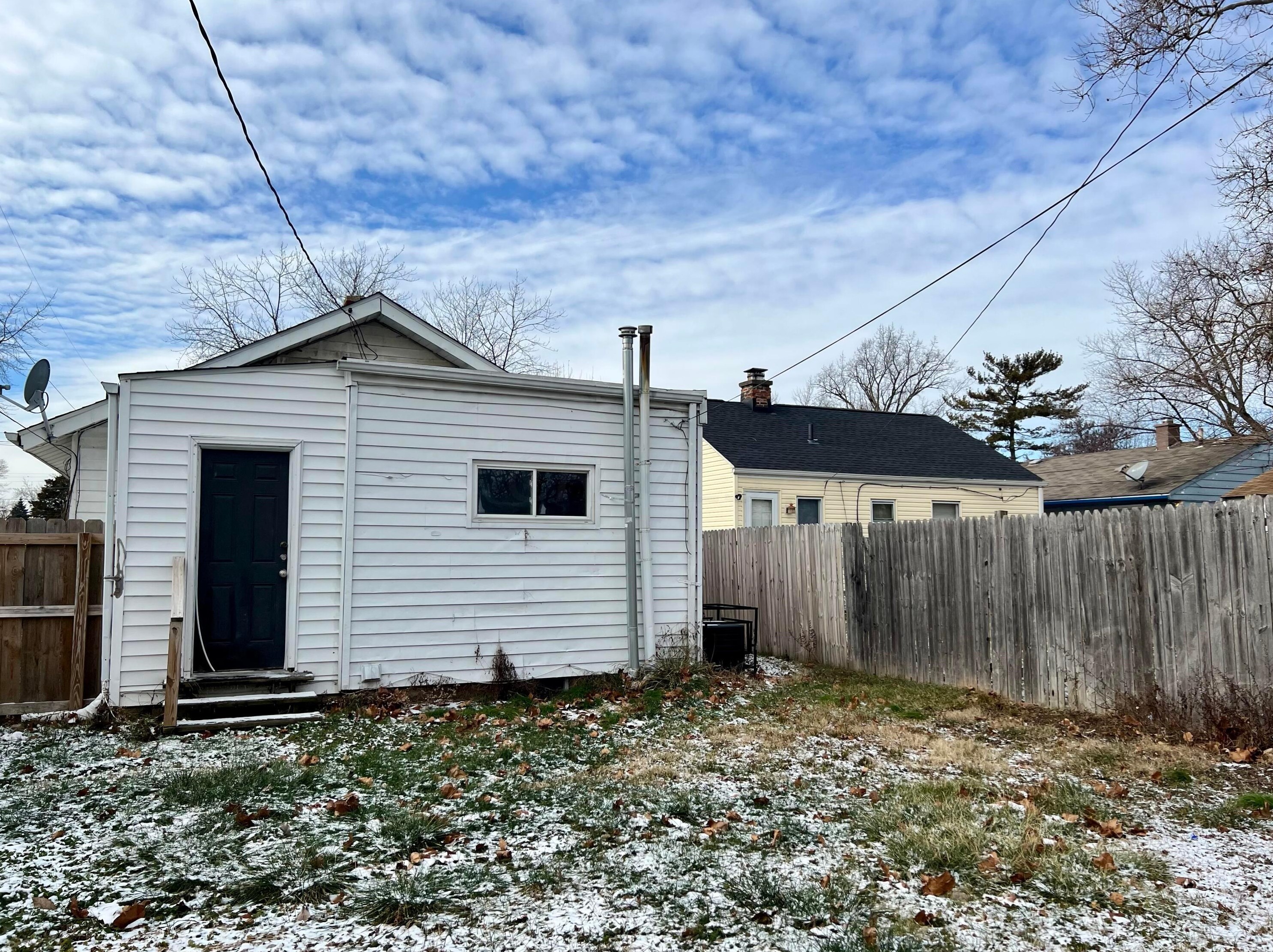 2514 Azelda St, Columbus OH 43211-1124 exterior