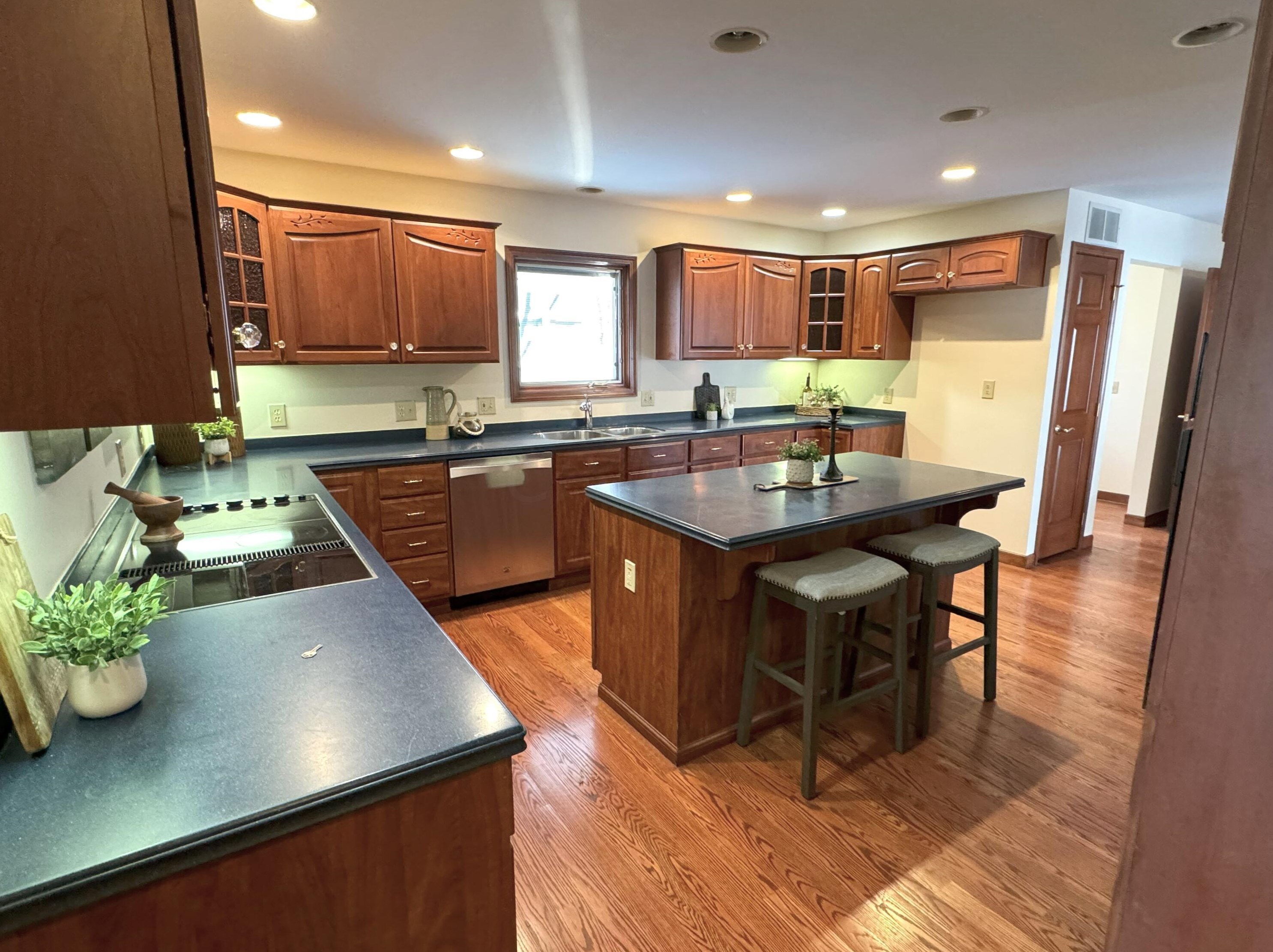 516 Woodview Rd, Westerville OH  43081-3064 exterior