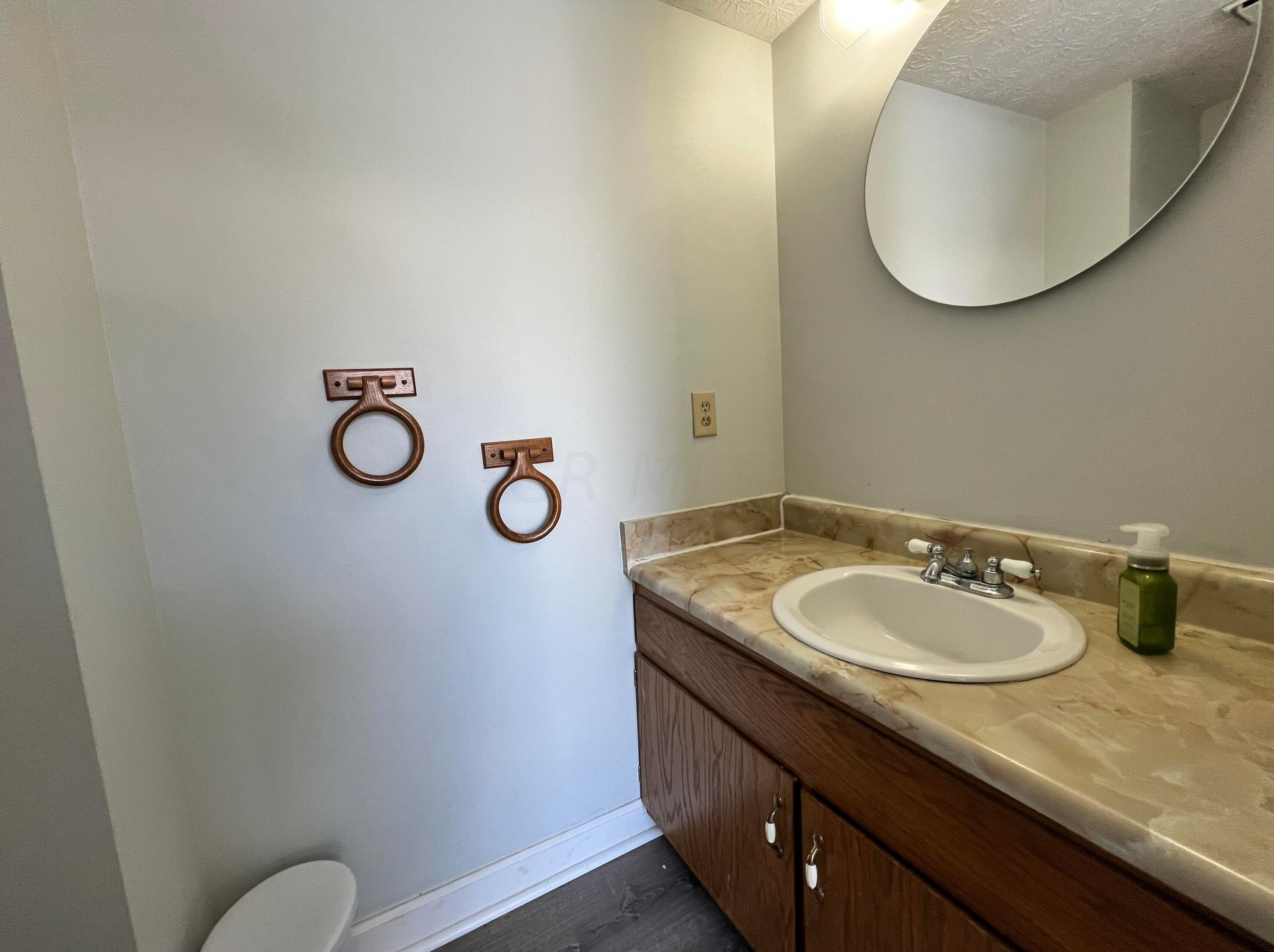 8372 Cliffthorne Way, Columbus OH  43235-1482 exterior