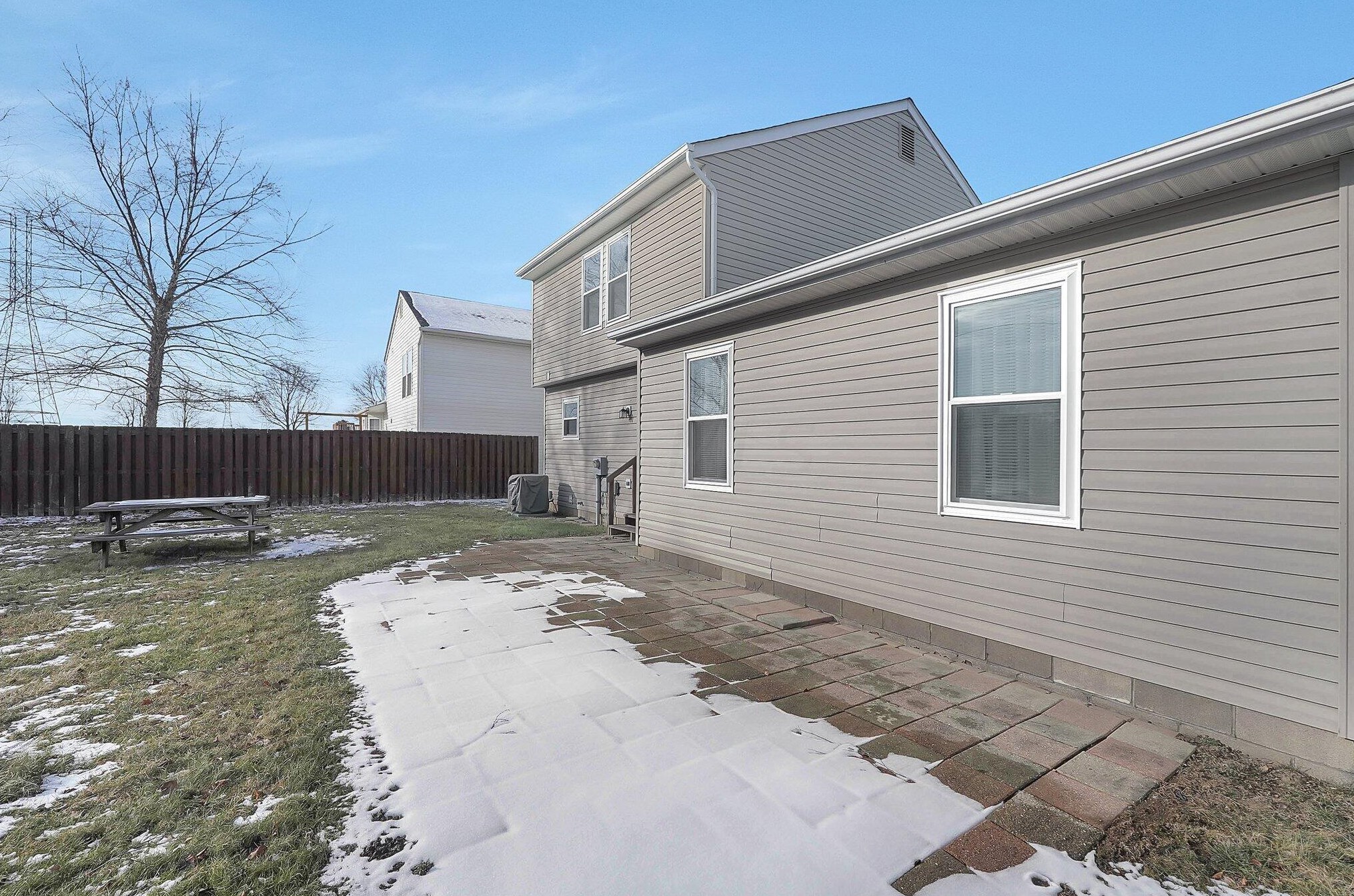 6827 Magdalena Ln, Cnl Wnchstr OH  43110-8332 exterior