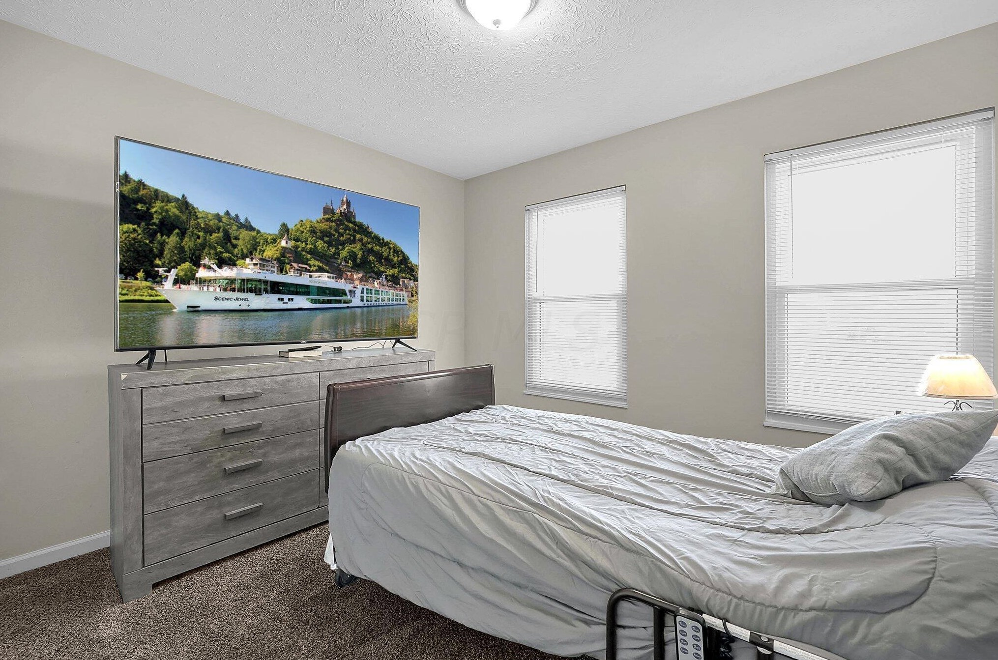 6827 Magdalena Ln, Cnl Wnchstr OH  43110-8332 exterior