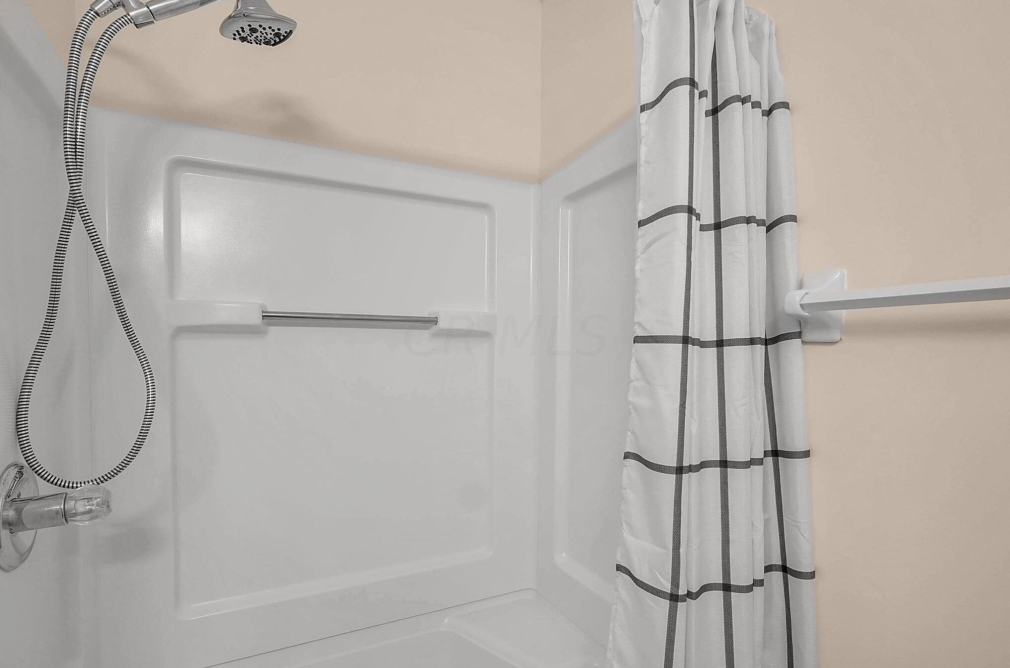 6827 Magdalena Ln, Cnl Wnchstr OH  43110-8332 exterior