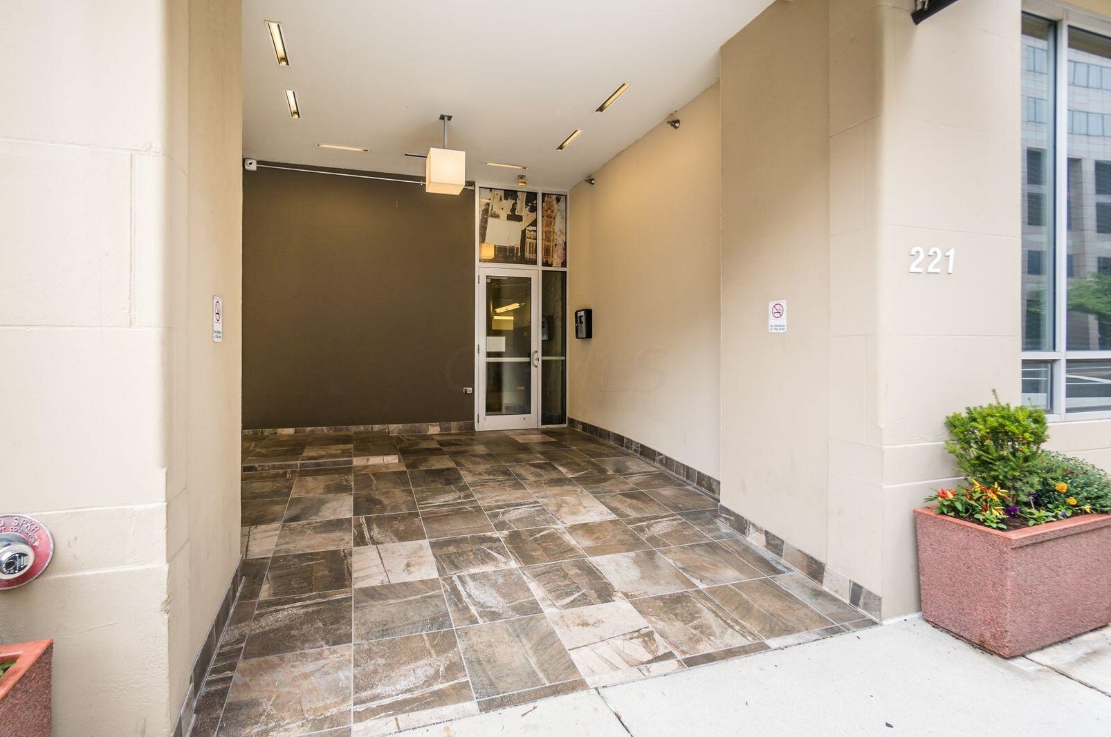 221 Front St, Columbus OH  43215-2289 exterior