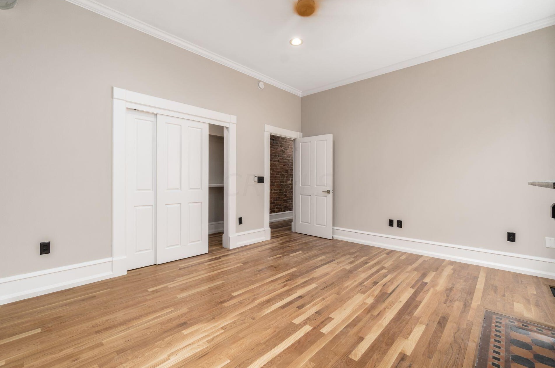 392 Town St, Columbus OH 43215-4838 exterior