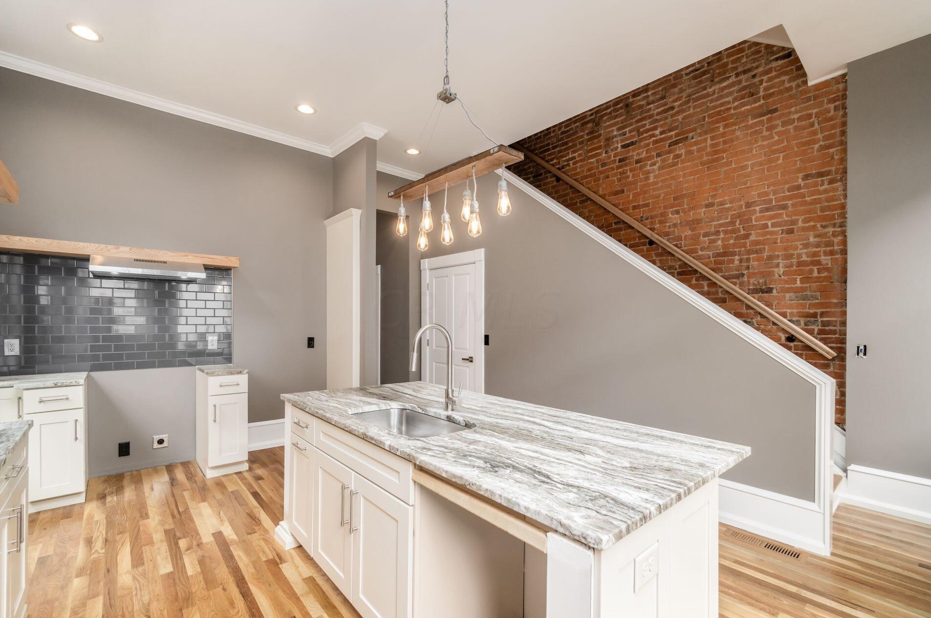 392 Town St, Columbus OH 43215-4838 exterior