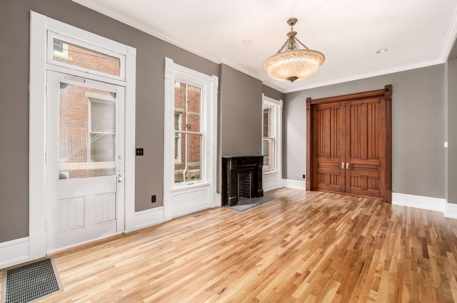 392 Town St, Columbus OH 43215-4838 exterior