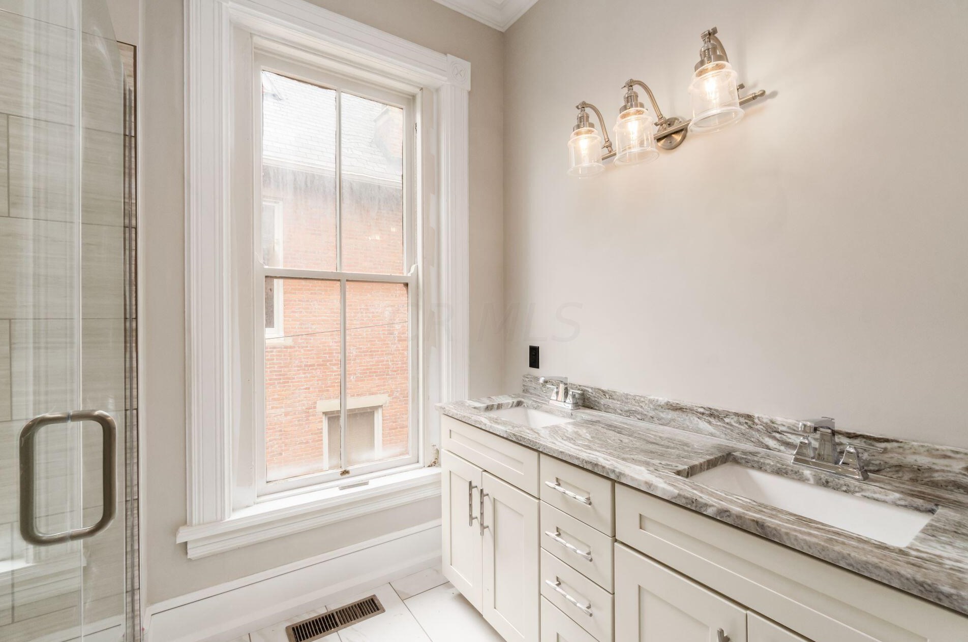 392 Town St, Columbus OH 43215-4838 exterior