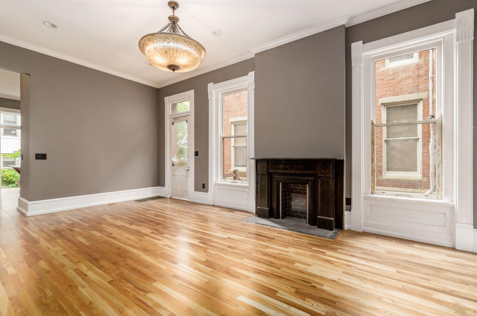 392 Town St, Columbus OH 43215-4838 exterior