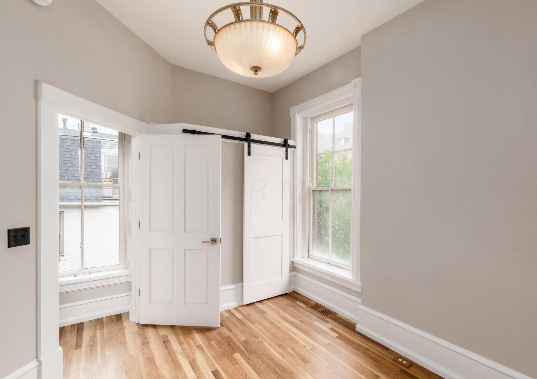 392 Town St, Columbus OH 43215-4838 exterior