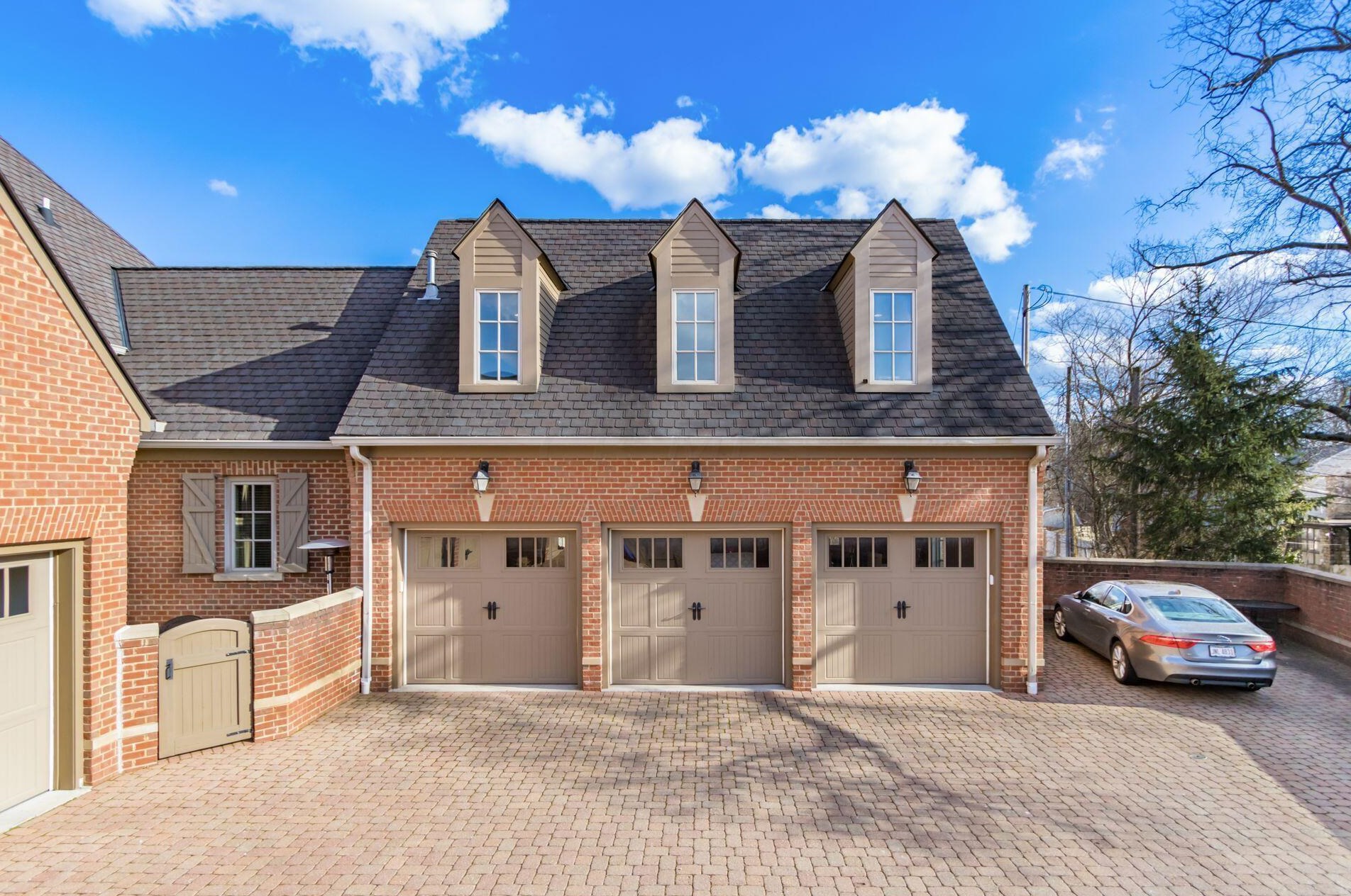 2453 Cambridge Blvd, Columbus OH  43221-4023 exterior