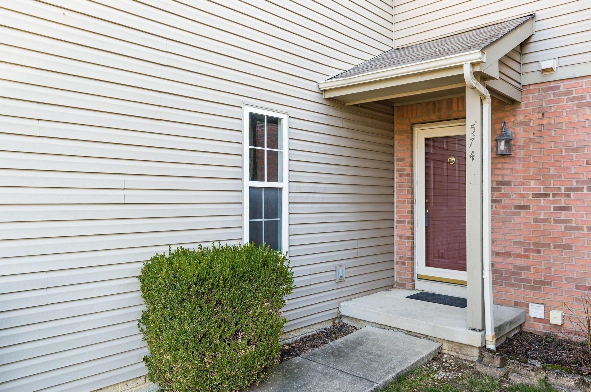 574 Chadwood Dr, Columbus OH  43230-6255 exterior