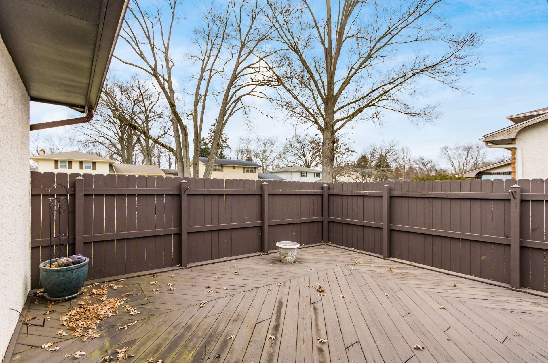 521 Heatherhill Rd, Columbus OH  43213-2461 exterior