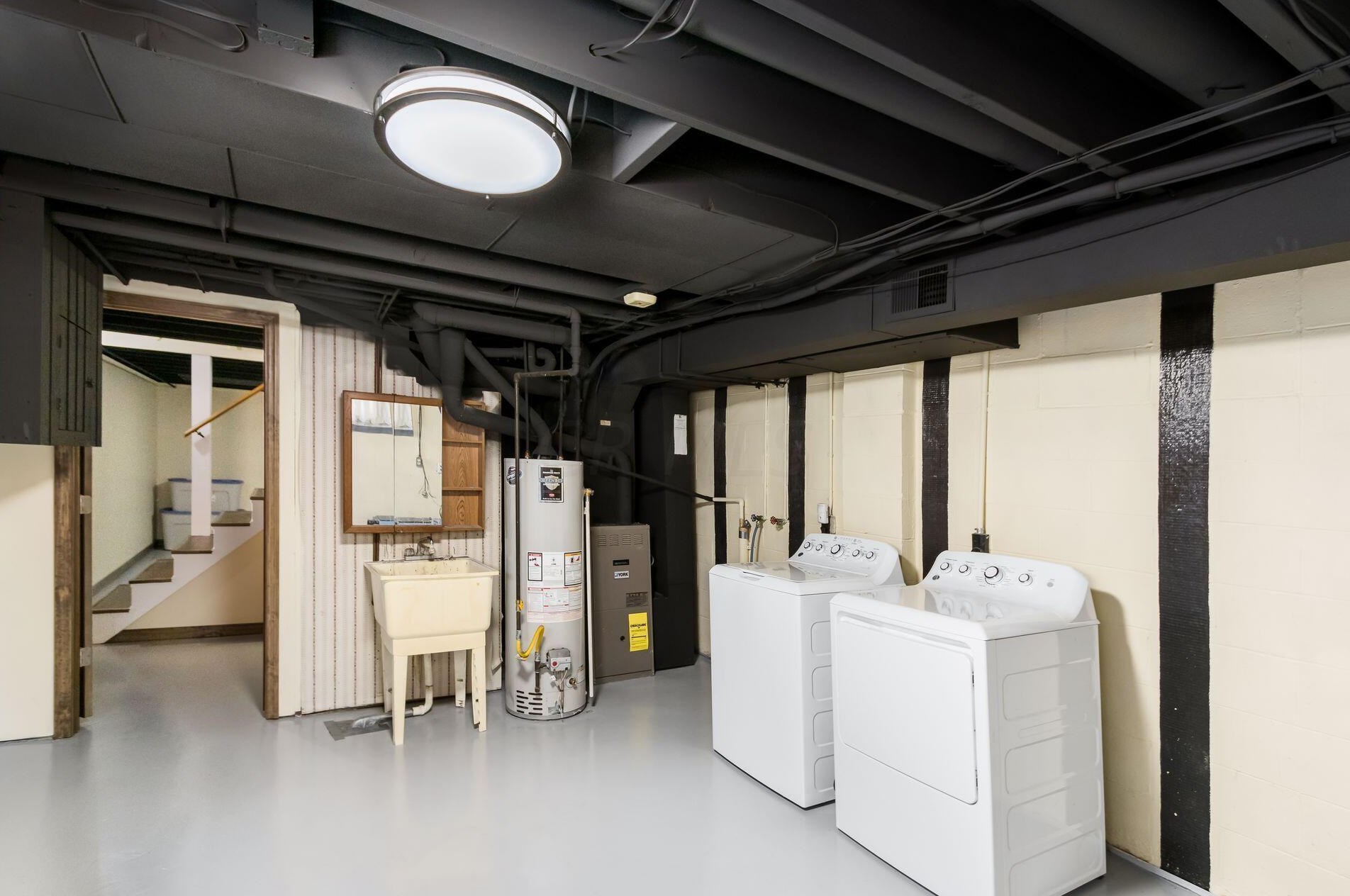 521 Heatherhill Rd, Columbus OH  43213-2461 exterior