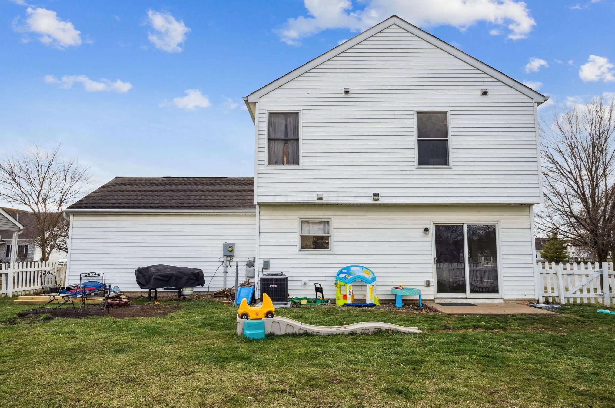 80 Richard Ave, Ashville OH  43103-9000 exterior