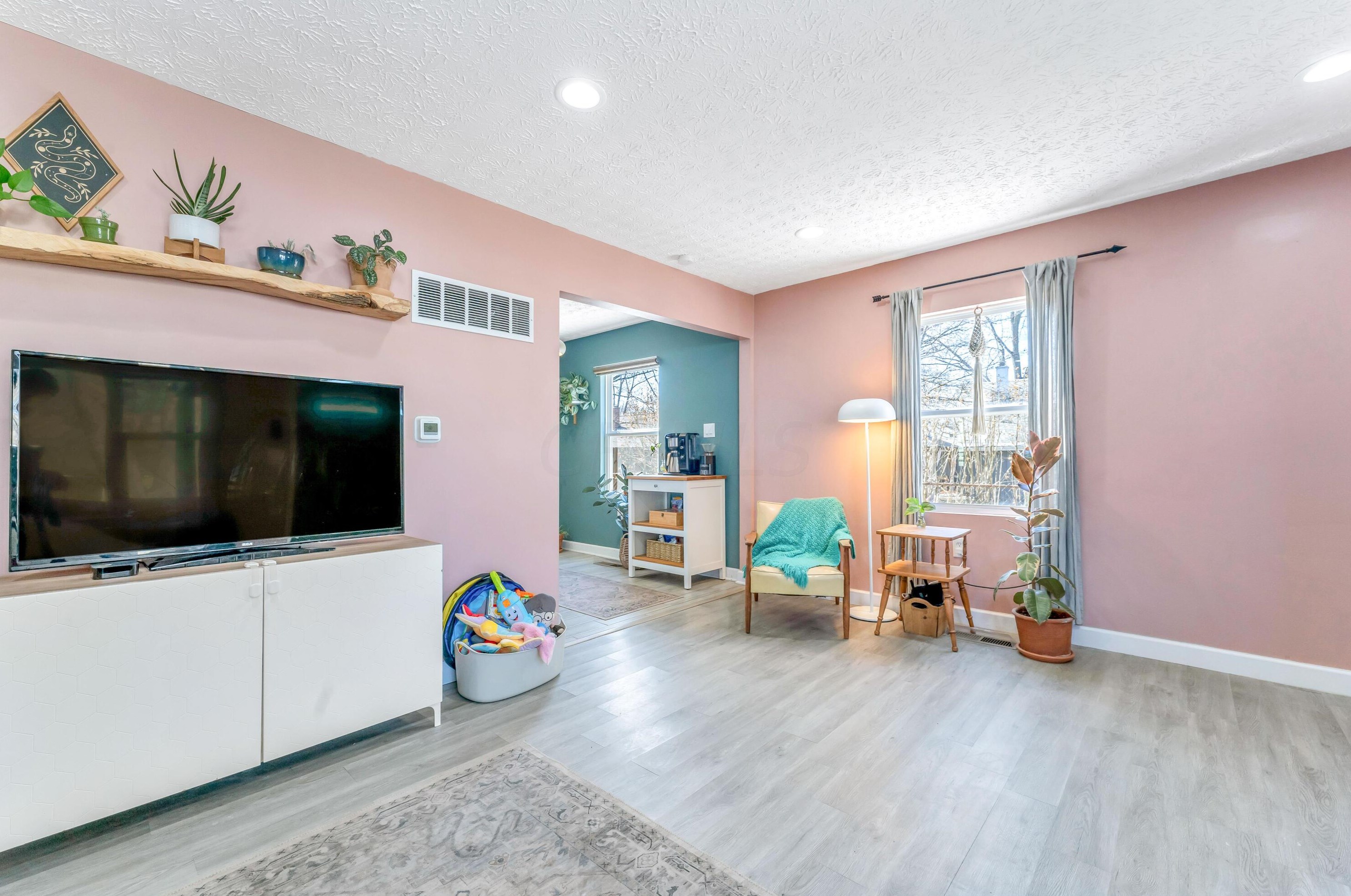 925 Blenheim Rd, Columbus OH 43224-2620 exterior