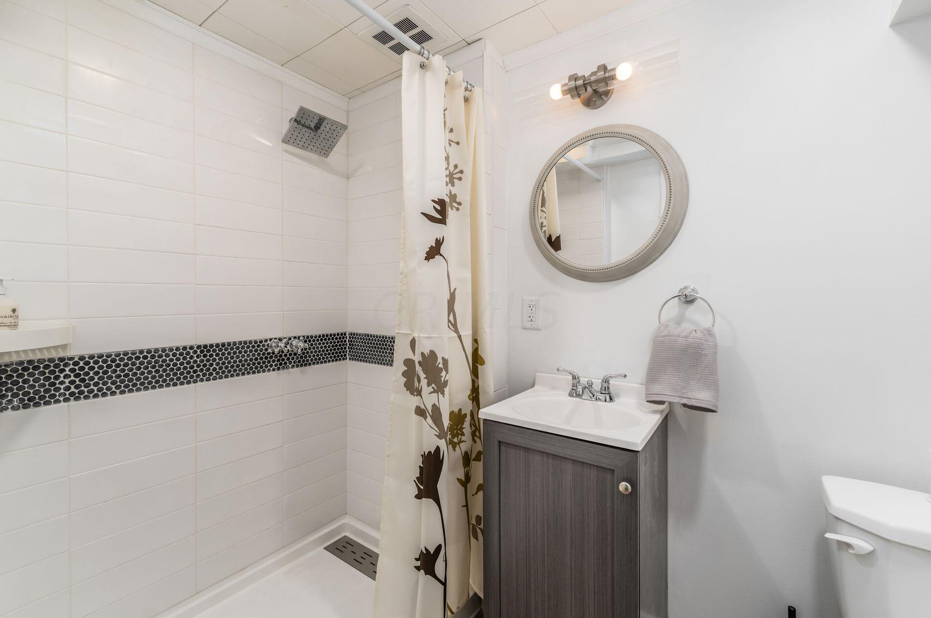 2260 Shrewsbury Rd, Columbus OH  43221-1232 exterior