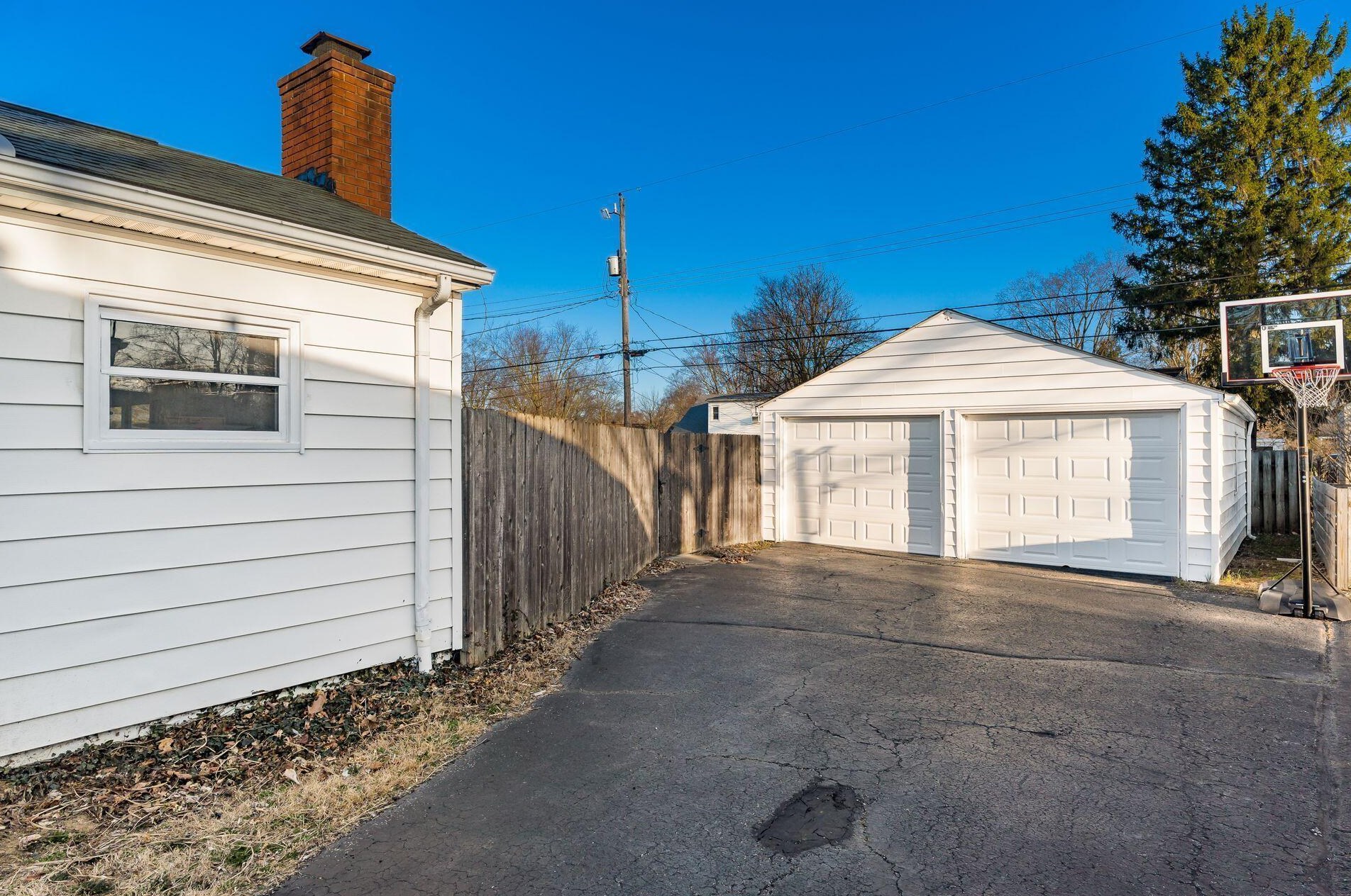 2260 Shrewsbury Rd, Columbus OH  43221-1232 exterior