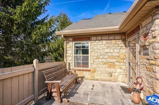 6690 Lakeview Cir, Cnl Wnchstr OH  43110-1255 exterior