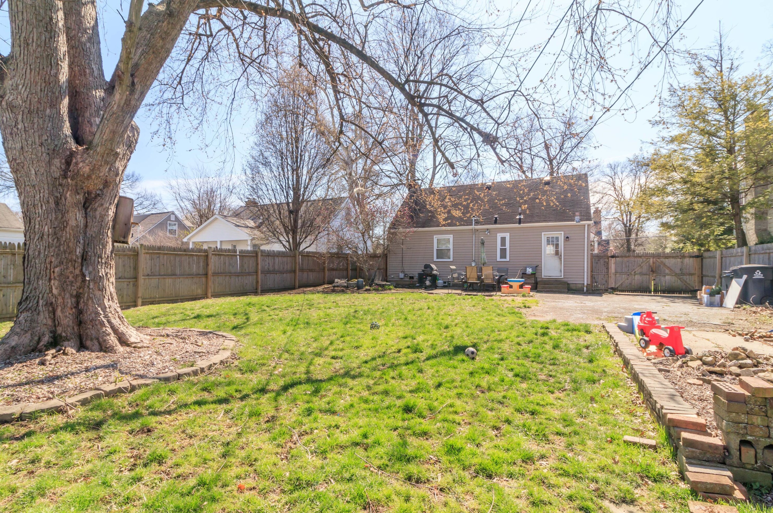 2590 Ruhl Ave, Columbus OH 43209-1172 exterior