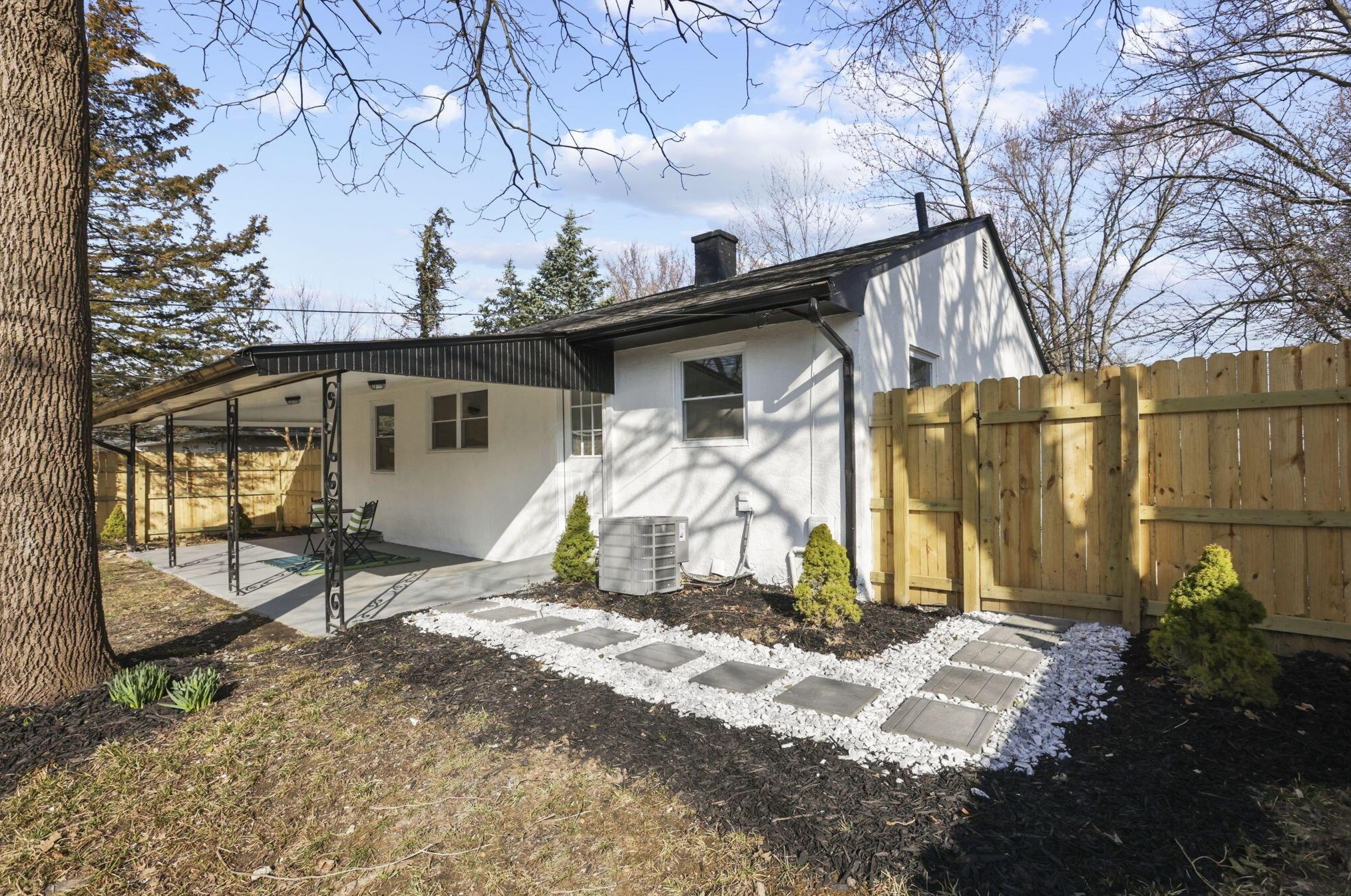 2265 Edgevale Rd, Columbus OH  43221-1216 exterior