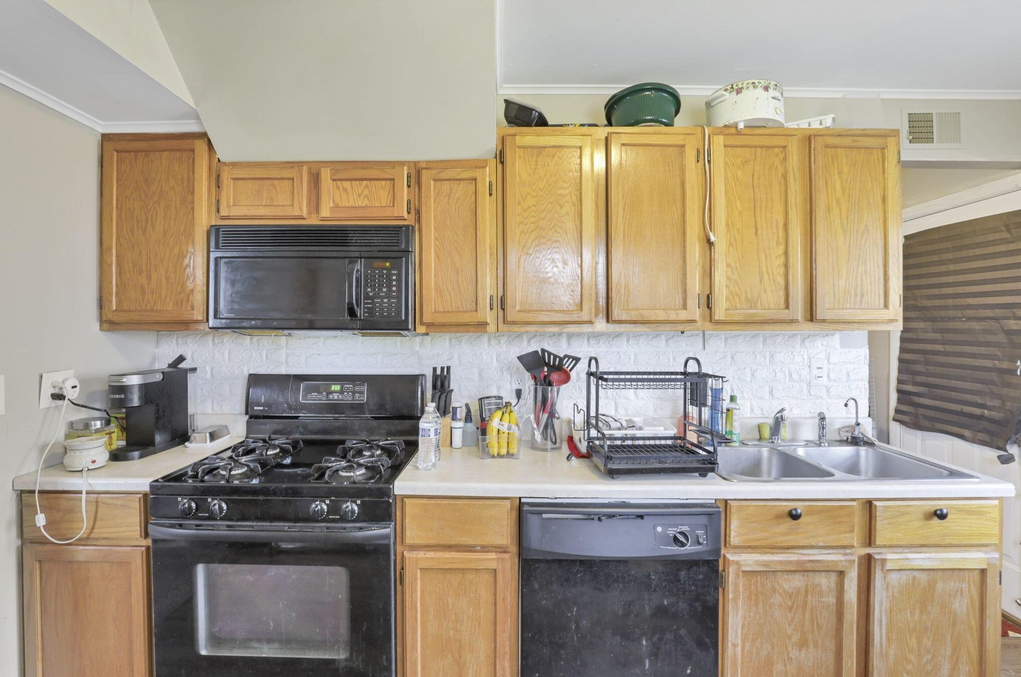 2434 Northglen Dr, Columbus OH  43224-4674 exterior