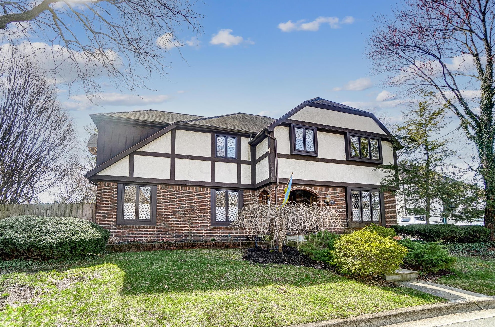 1385 Fountaine Dr, Columbus OH 43221-1523 exterior