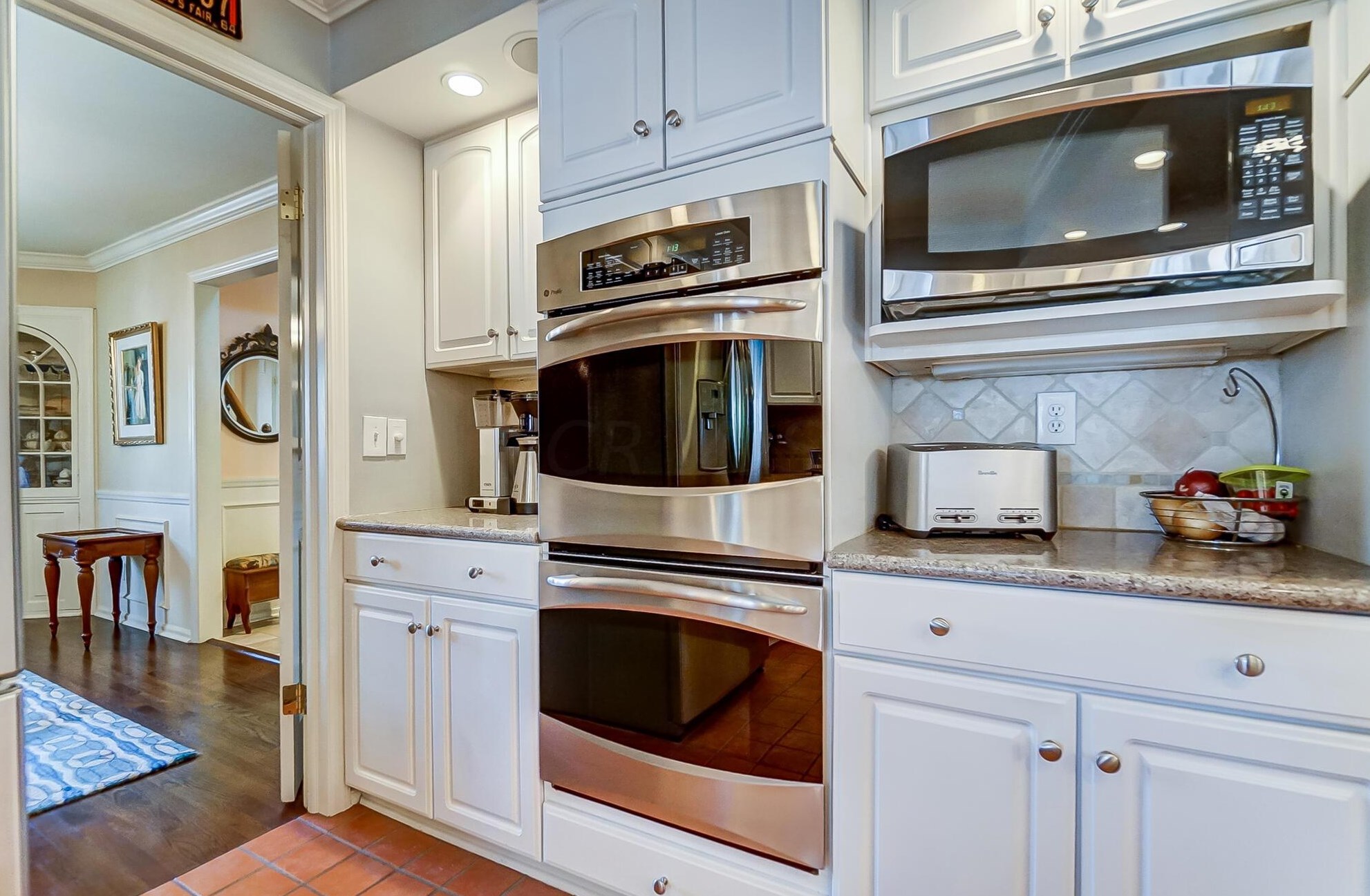 1385 Fountaine Dr, Columbus OH 43221-1523 exterior