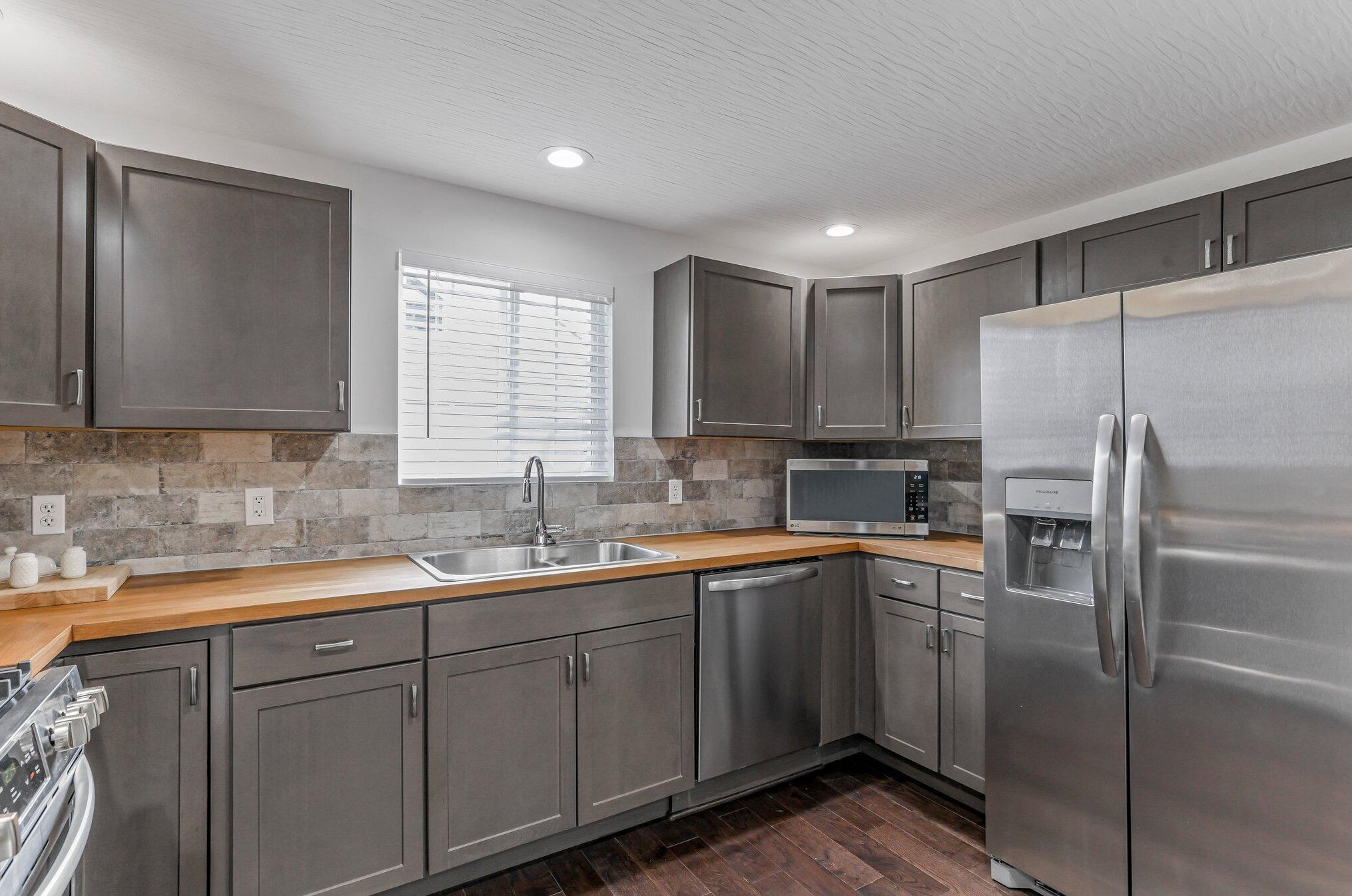 165 Frebis Ave, Columbus OH 43206-3725 exterior