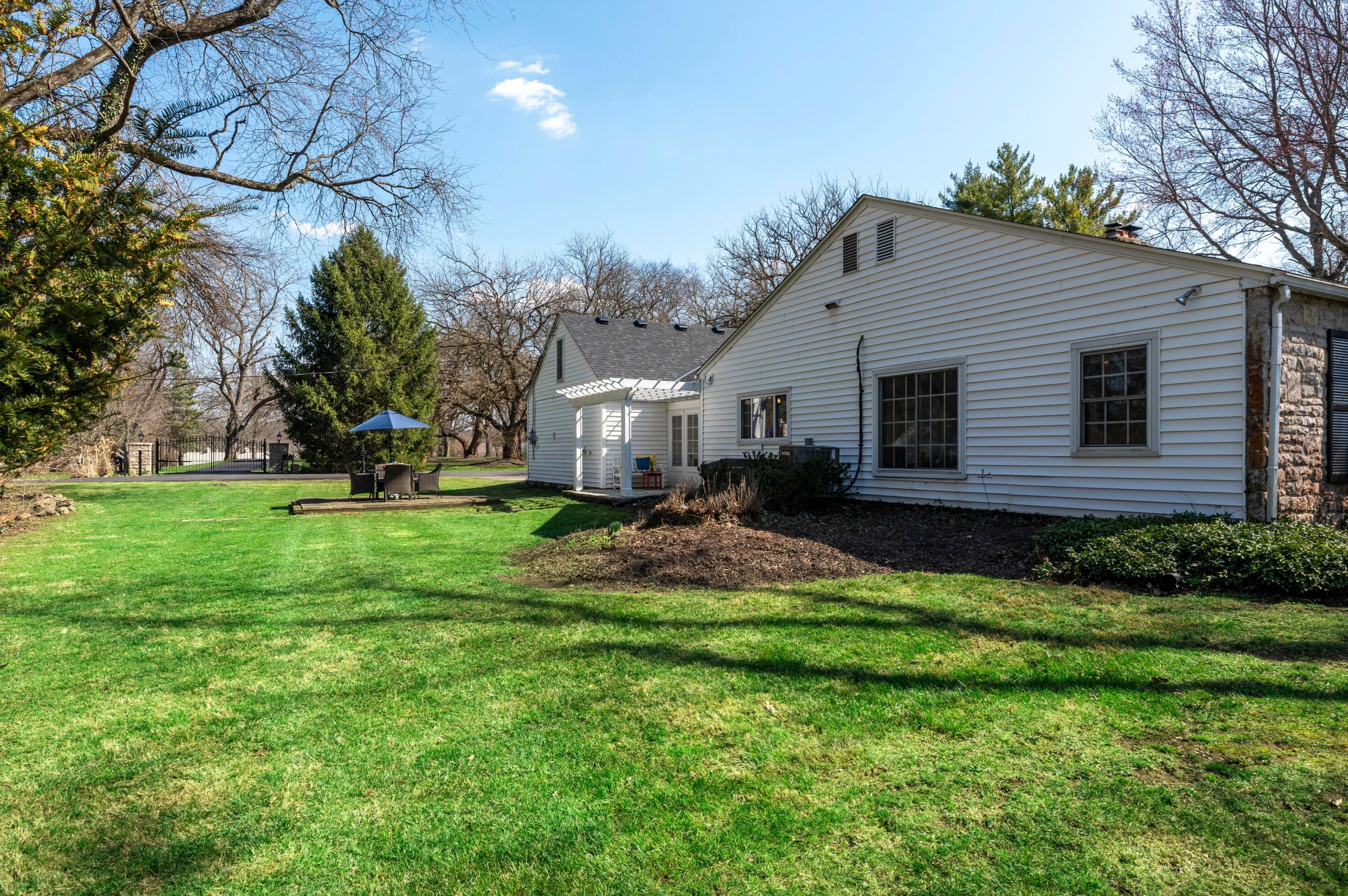 4248 Dublin Rd, Columbus OH 43221-5000 exterior