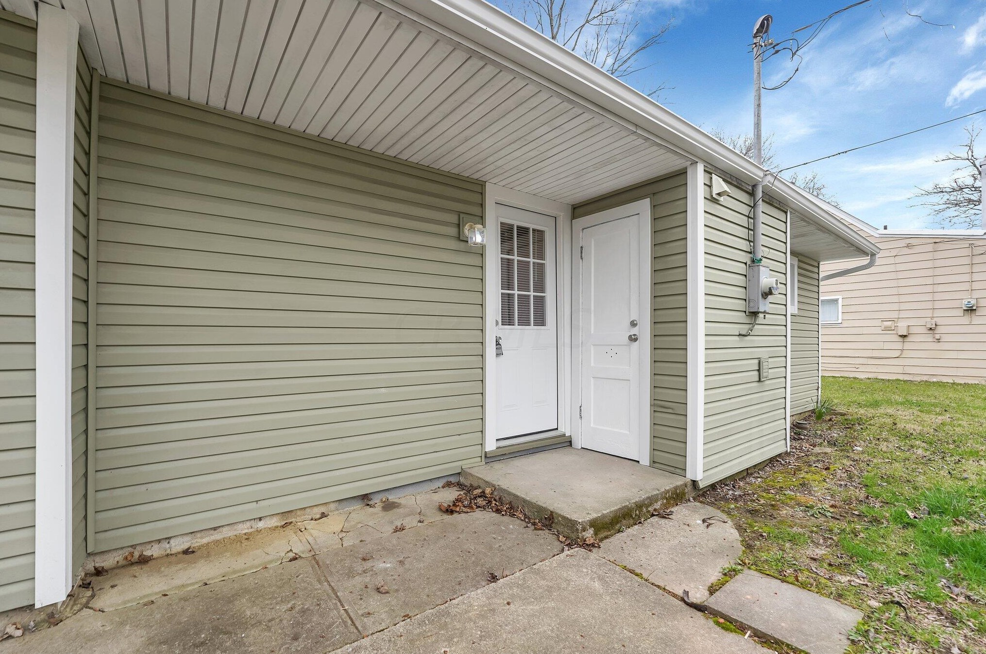 2026 Jermain Dr, Columbus OH 43219-1227 exterior