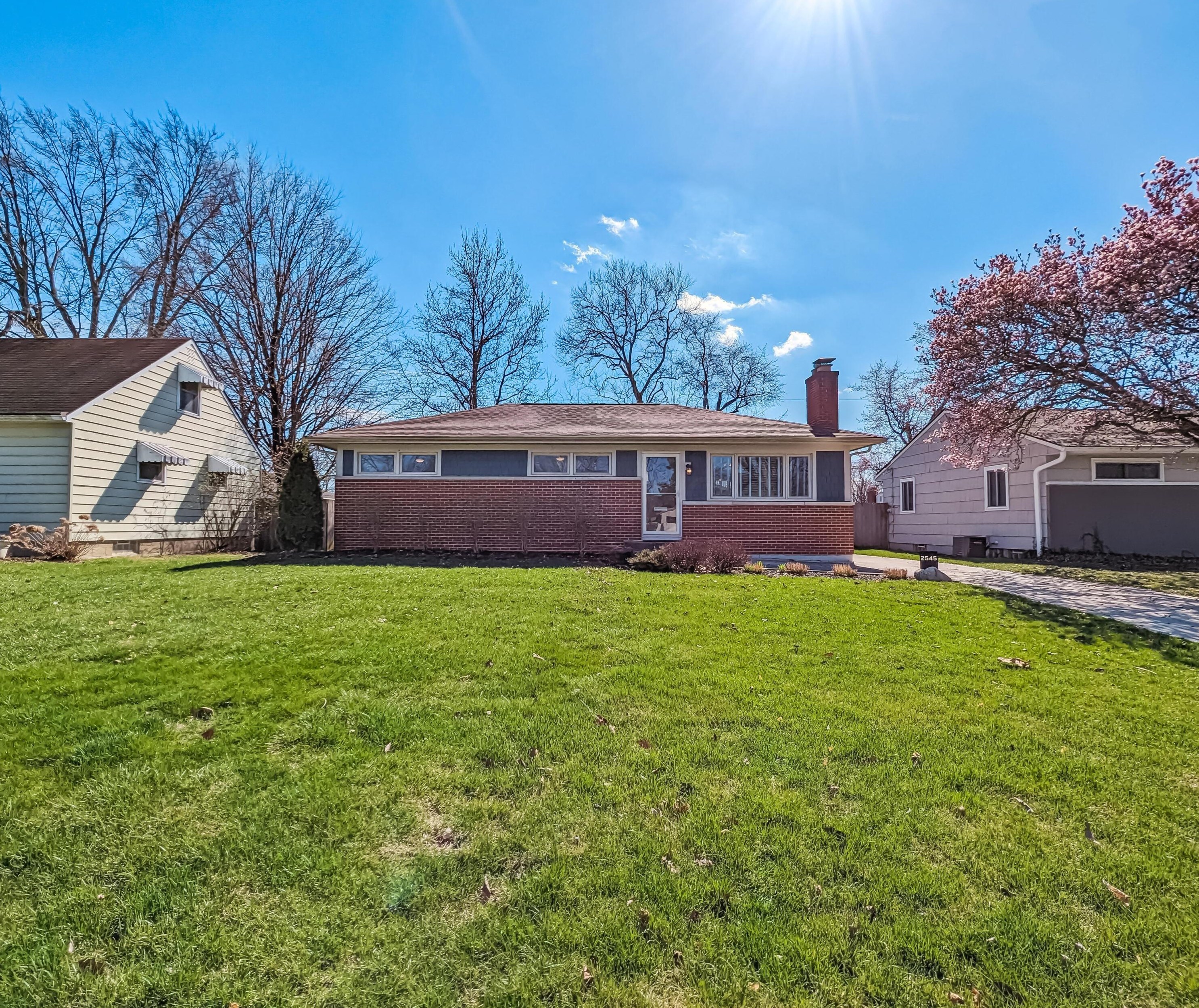 2545 Shrewsbury Rd, Columbus OH  43221-1122 exterior