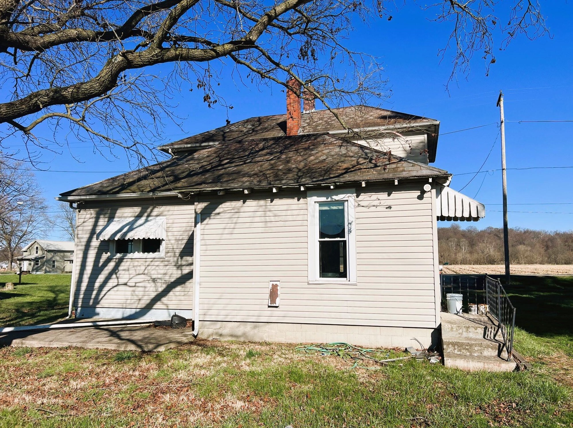 211 Broad St, Hide Away Hills OH  43107-1003 exterior