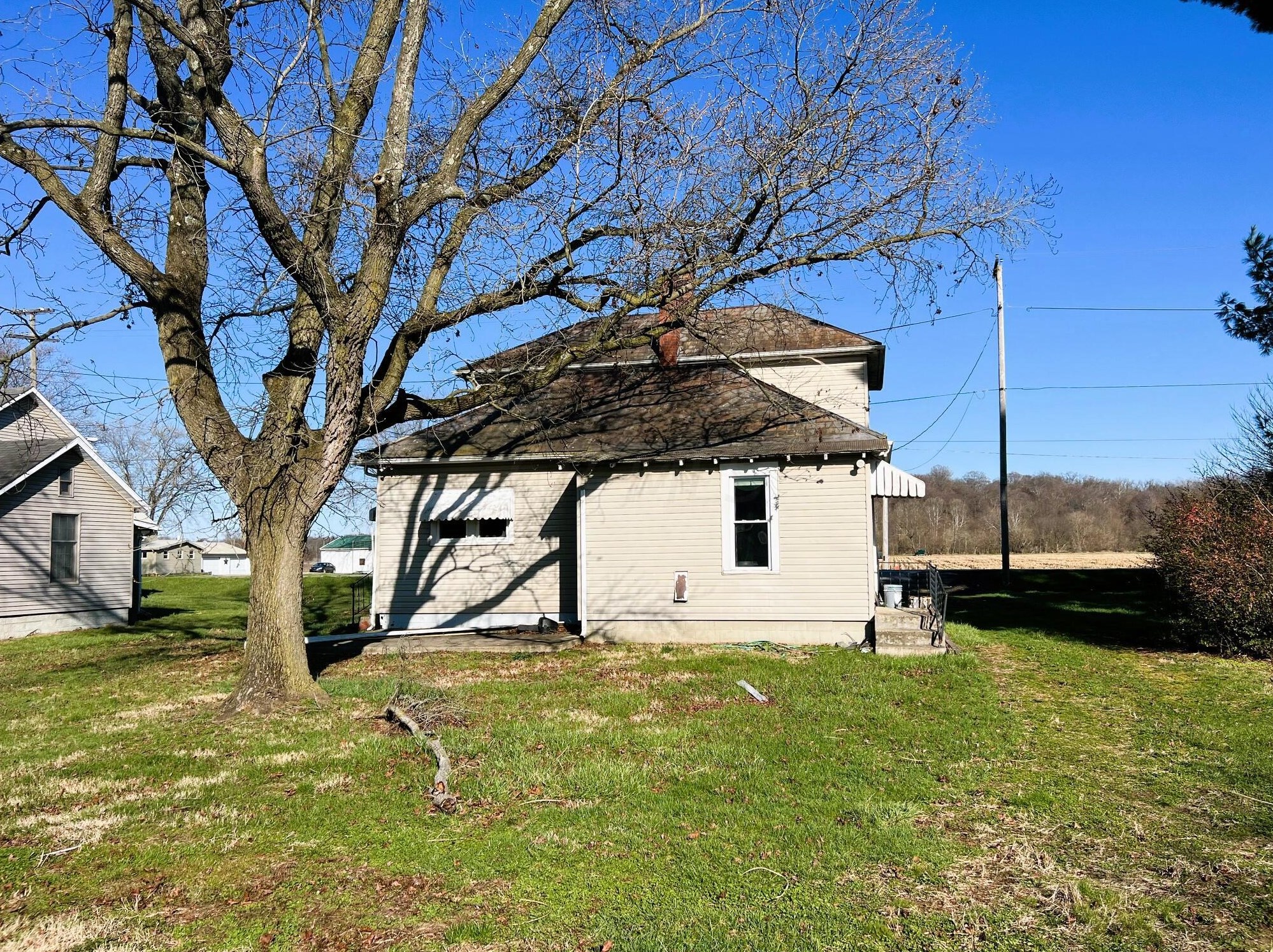 211 Broad St, Hide Away Hills OH  43107-1003 exterior