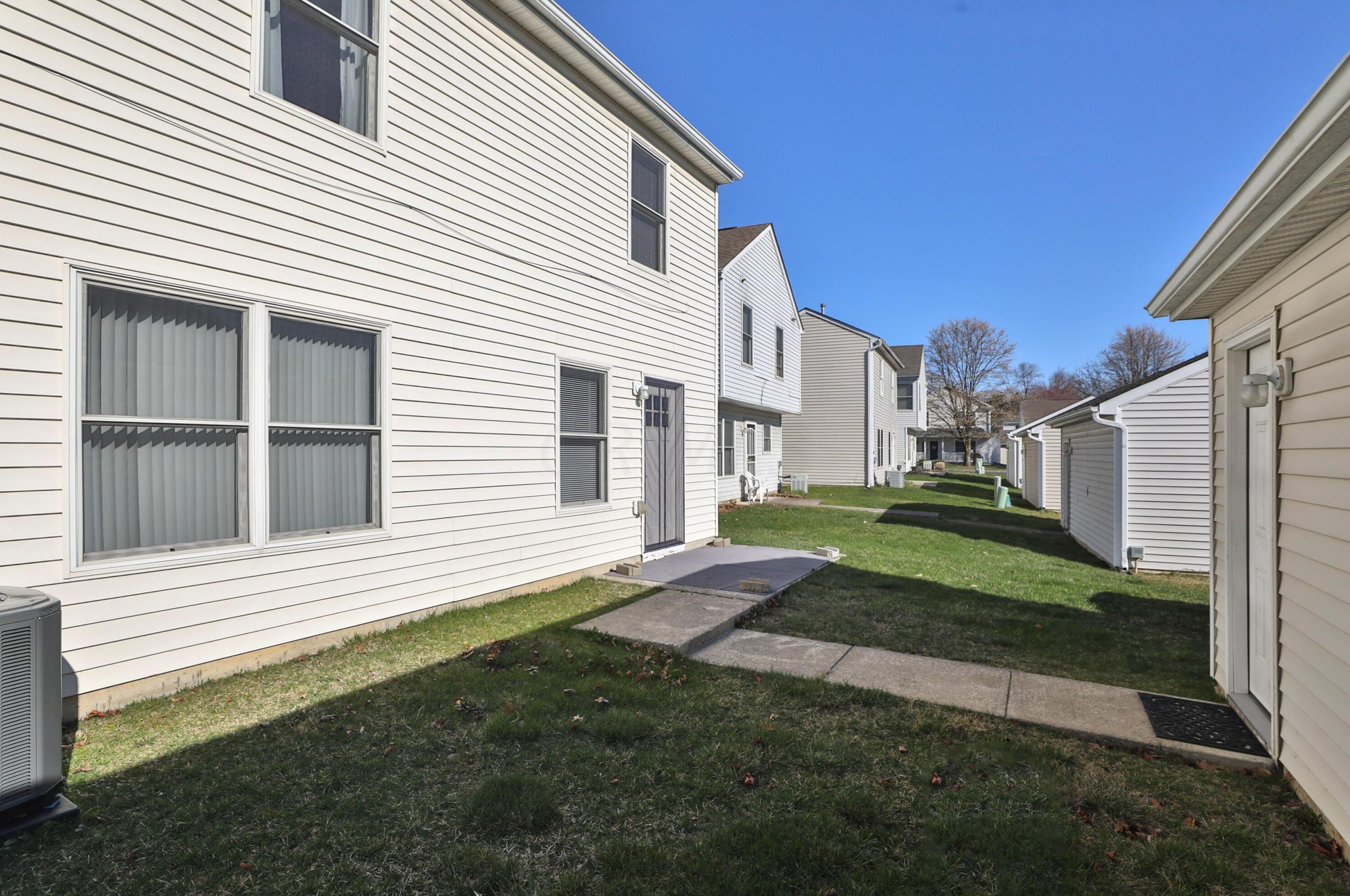 1832 Village Ridge Ln, Columbus OH  43219-5528 exterior