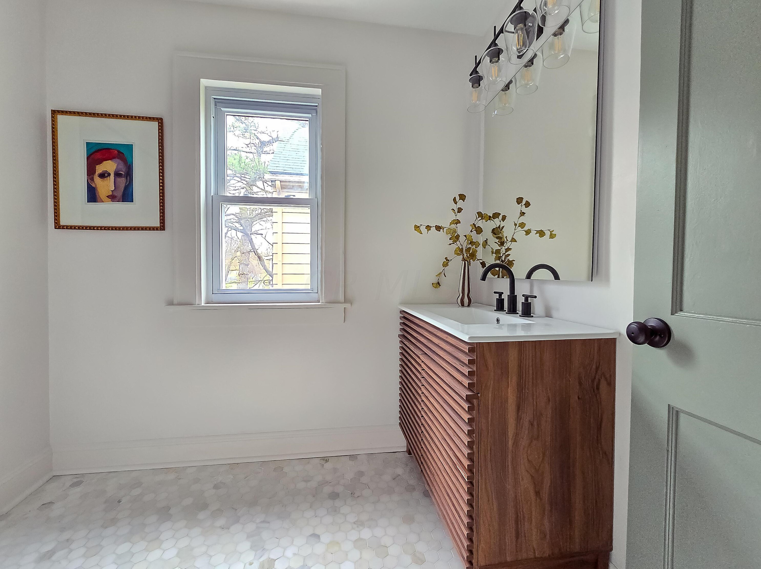 2208 Willamont Ave, Columbus OH  43219-2658 exterior