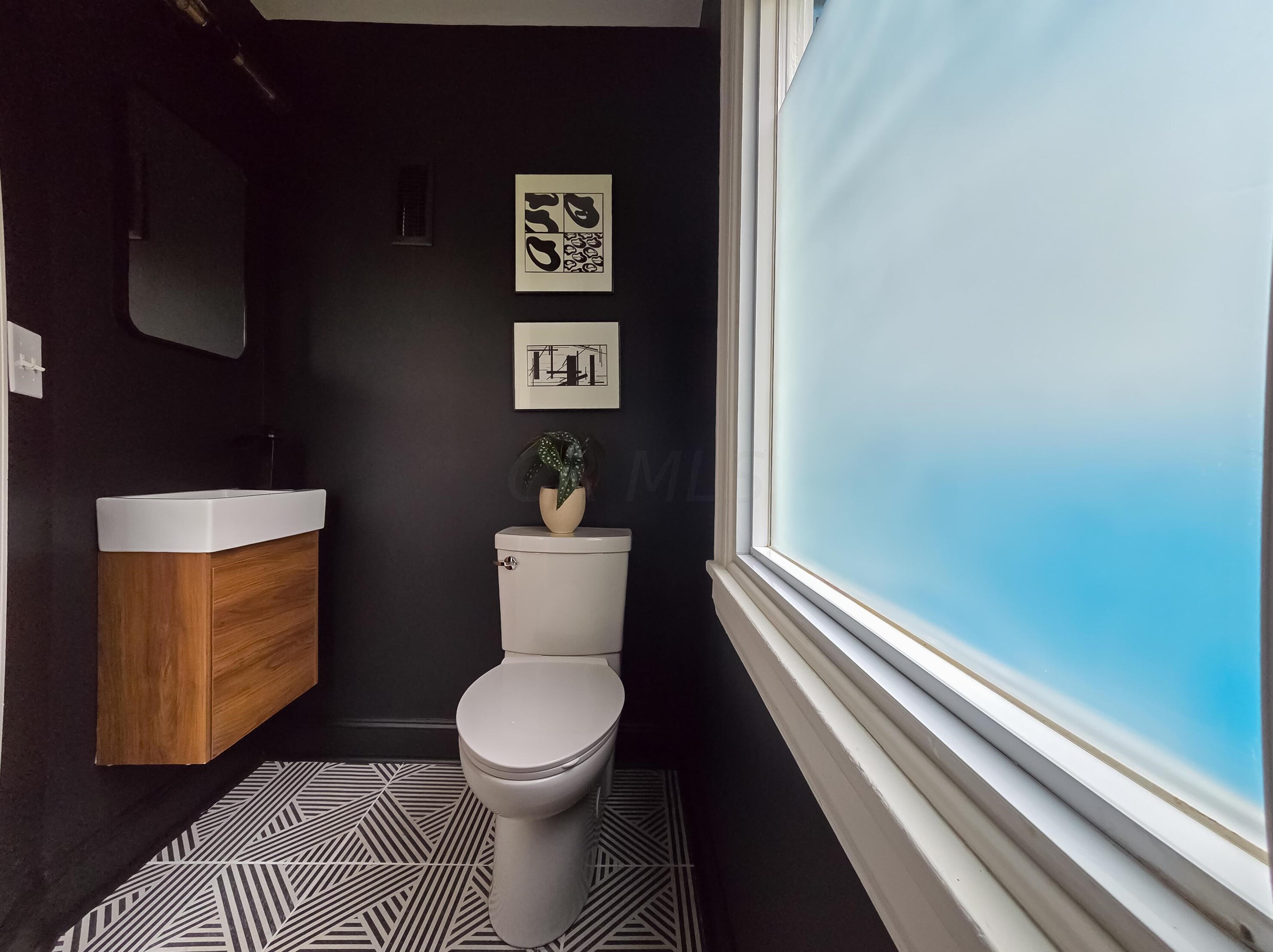 2208 Willamont Ave, Columbus OH  43219-2658 exterior