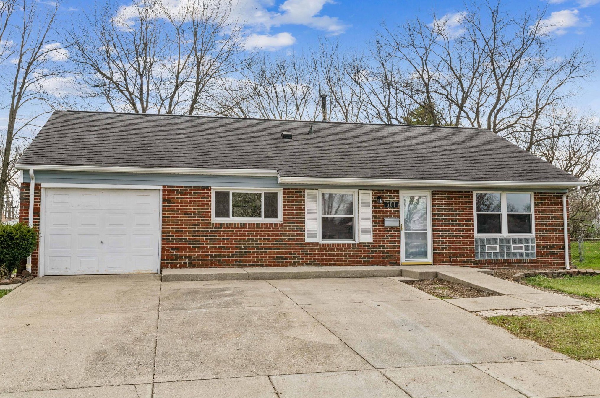 601 Daventry Ln, Columbus OH  43230-6401 exterior