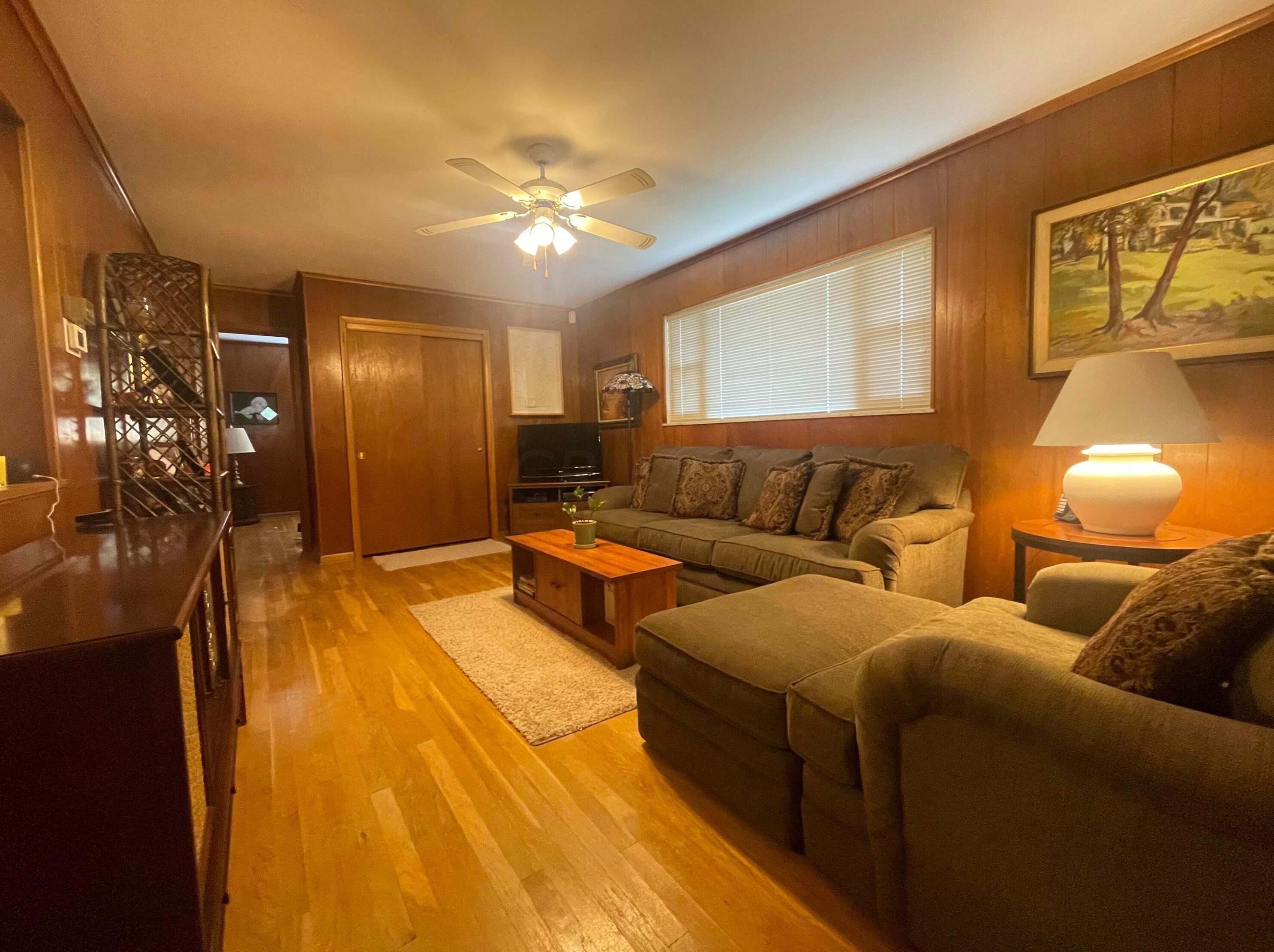 1033 Bronwyn Ave, Columbus OH 43204-2240 exterior