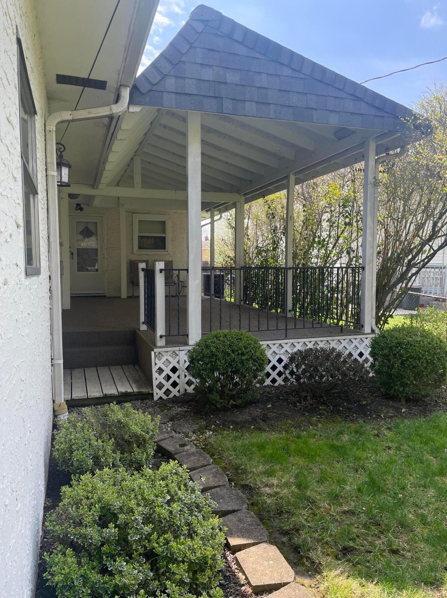 1033 Bronwyn Ave, Columbus OH 43204-2240 exterior