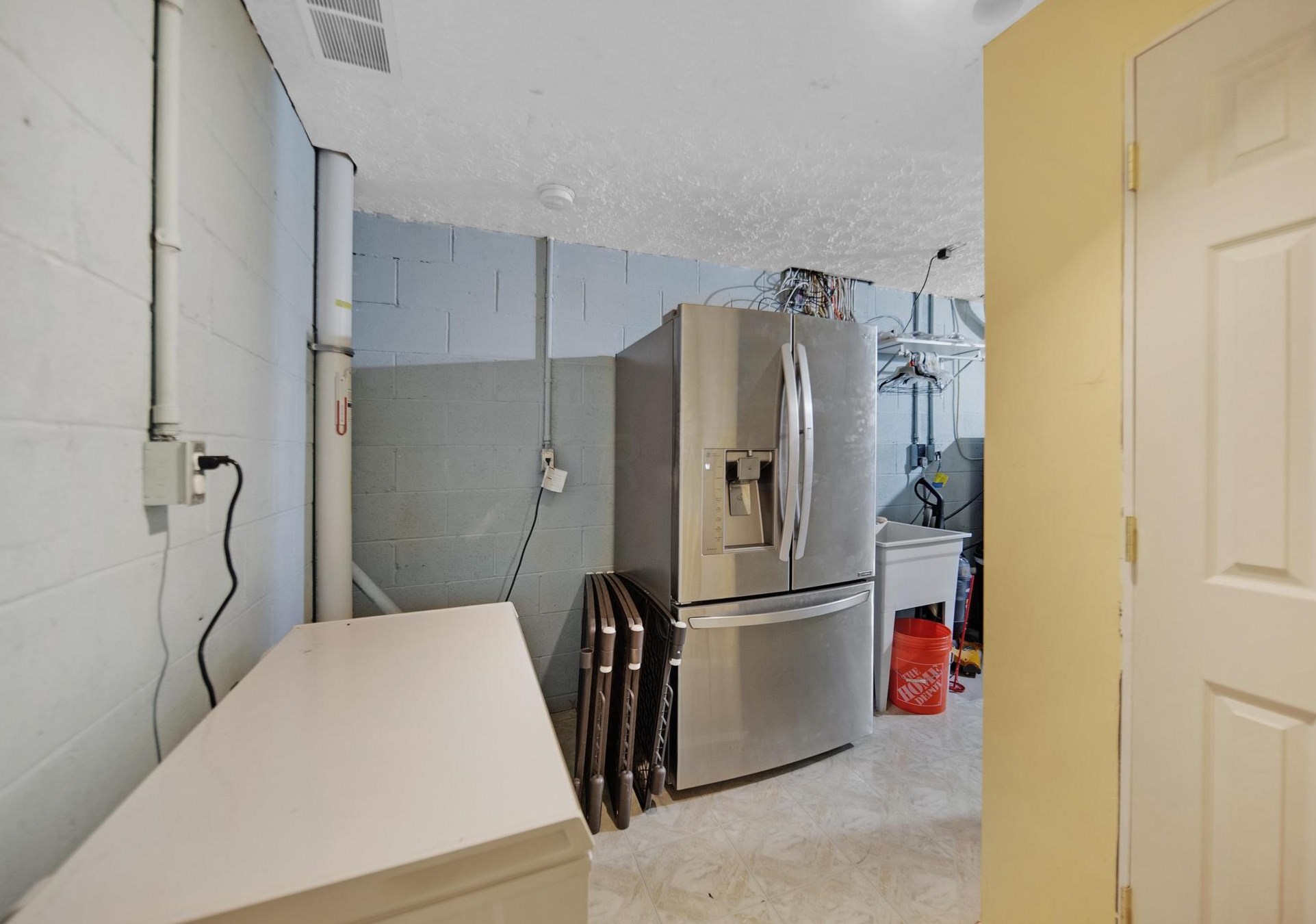 6288 Wrothston Dr, Columbus OH  43228-9247 exterior