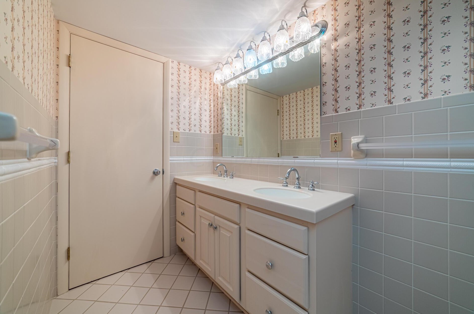 985 Severn Dr, Coshocton OH  43812-2769 exterior