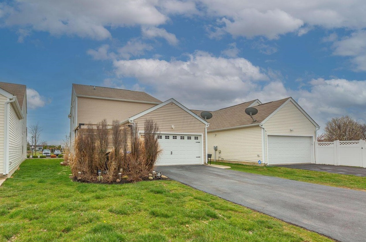 5850 Passage Creek Dr, Dublin OH  43016-7601 exterior