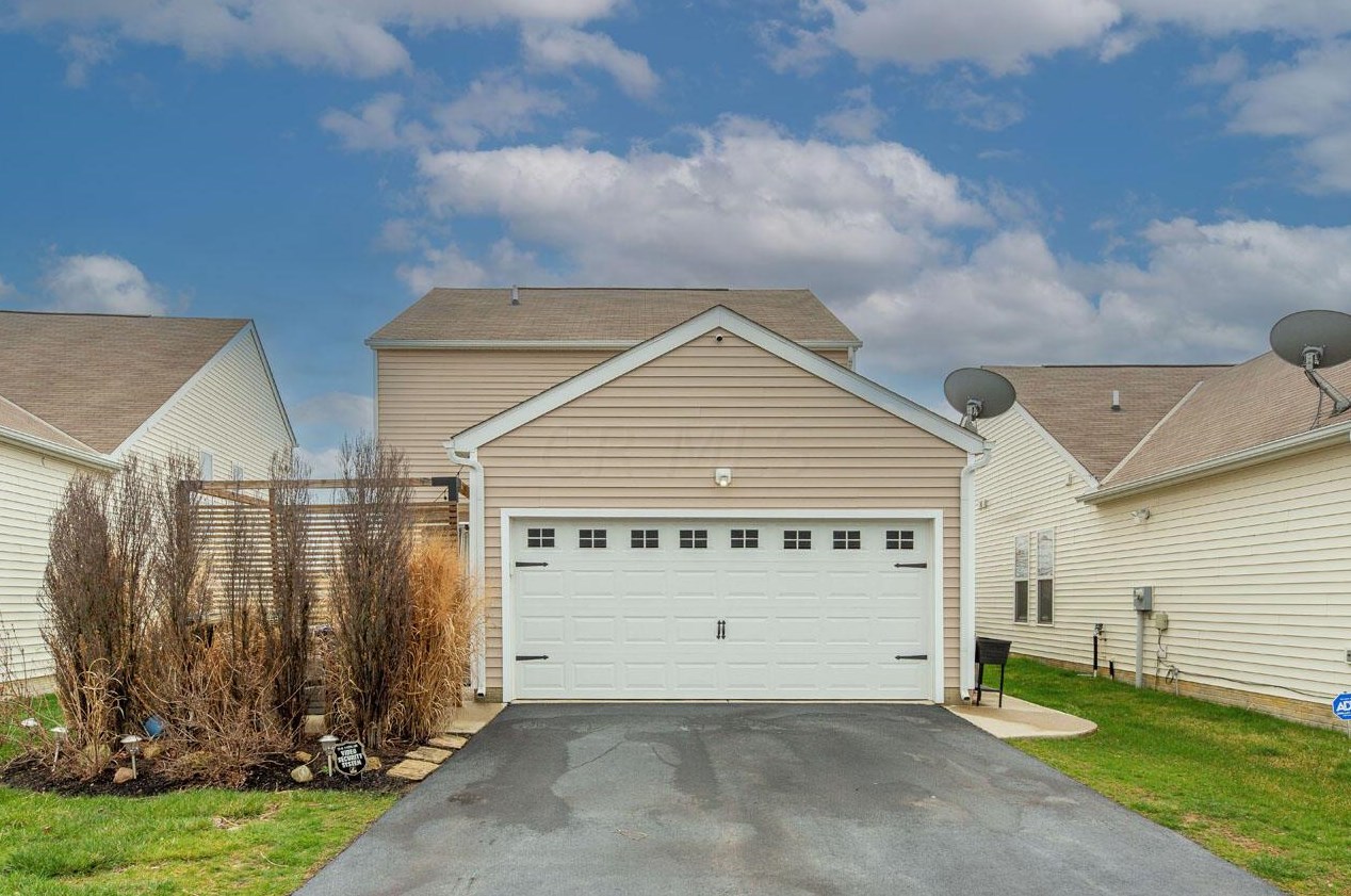 5850 Passage Creek Dr, Dublin OH  43016-7601 exterior