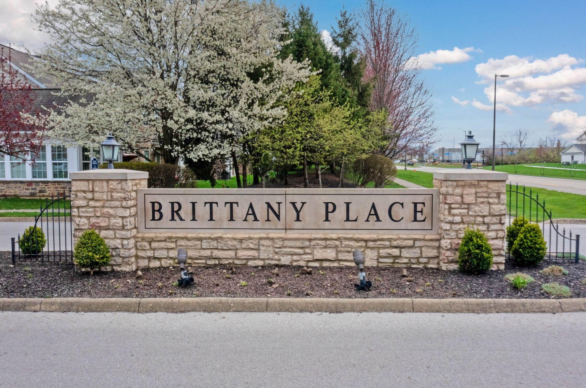 5017 Calais Dr, Columbus OH  43221-5686 exterior