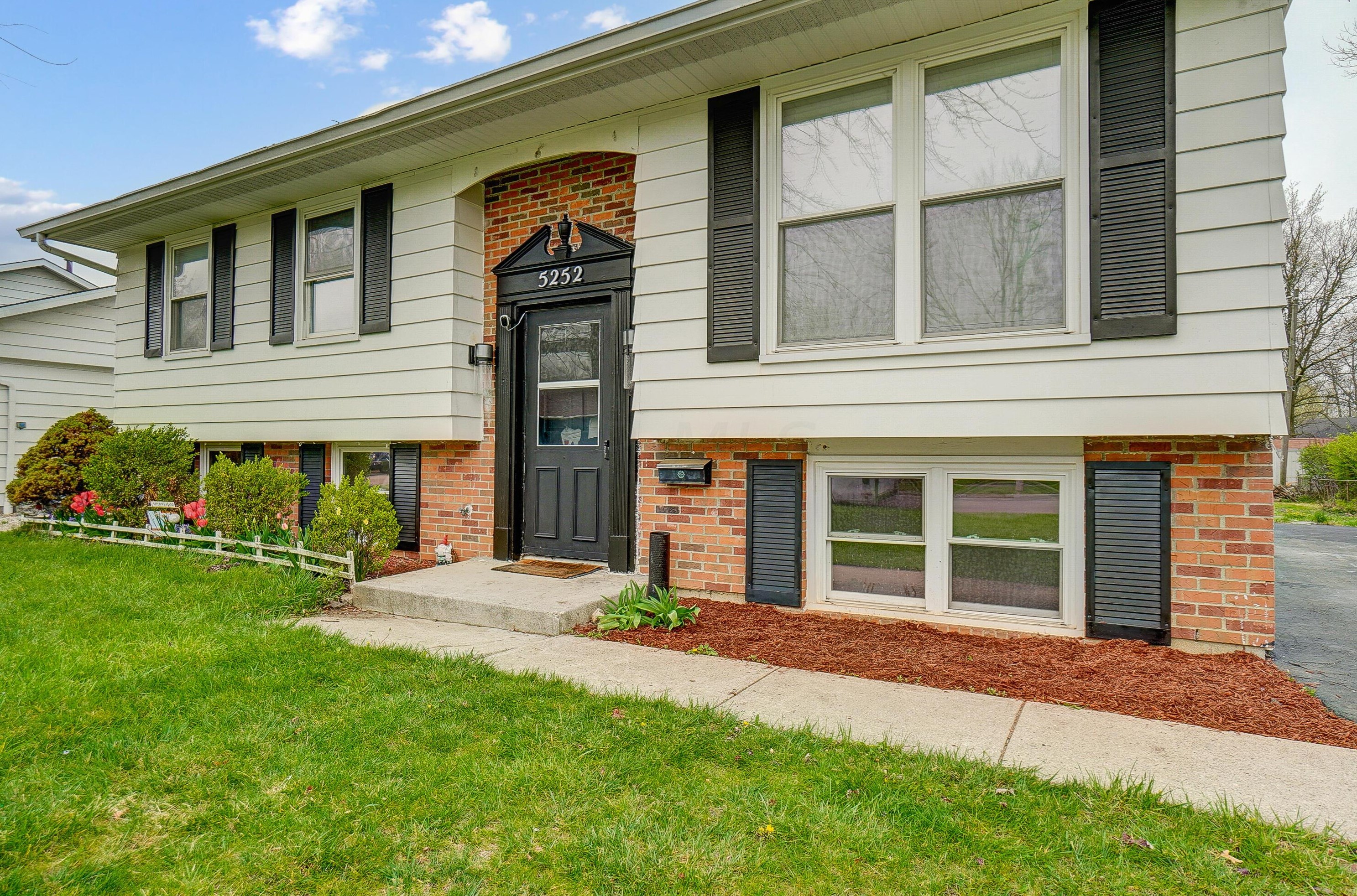 5252 Grandon Dr, Hilliard OH  43026-1746 exterior